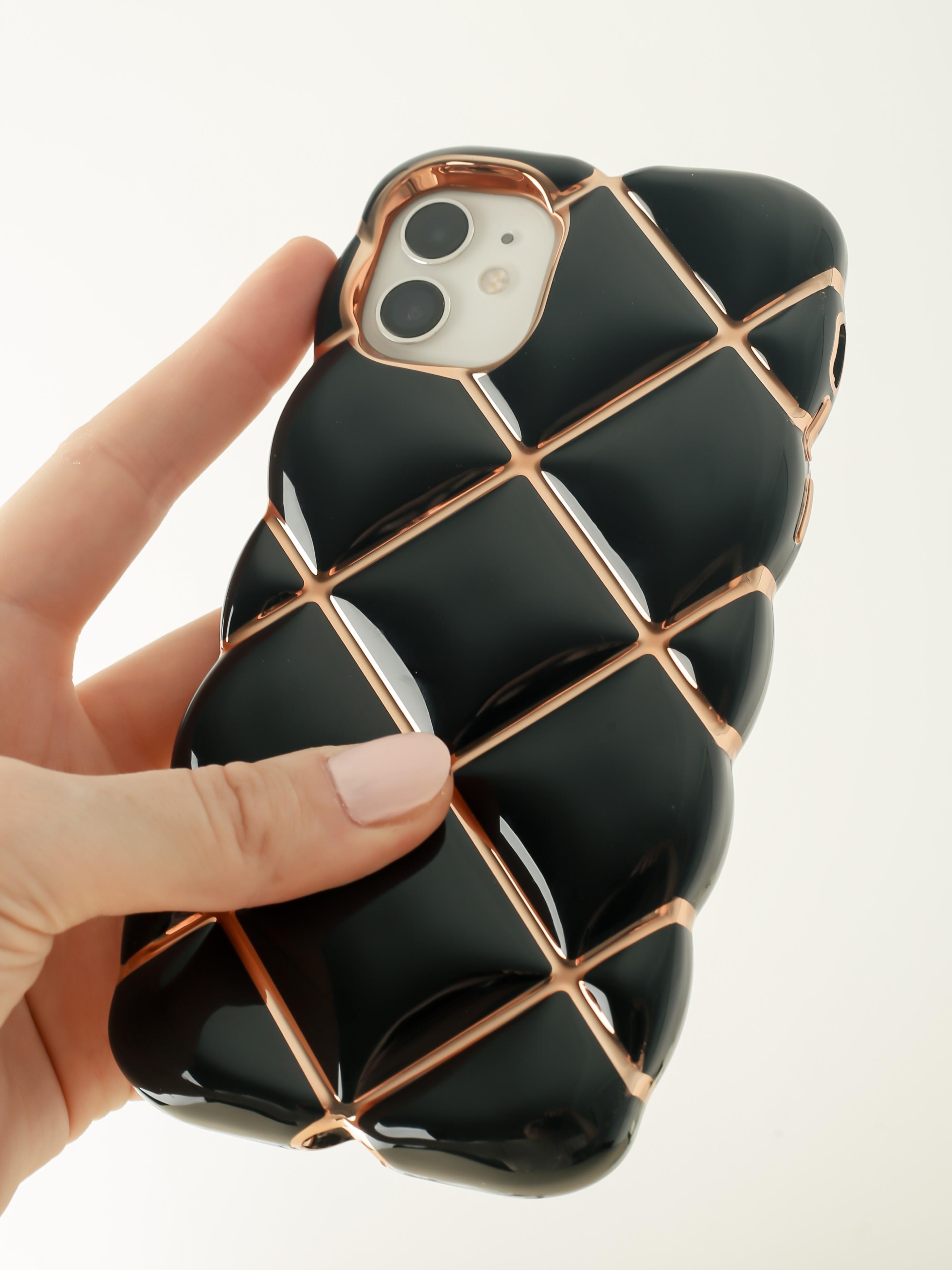 iPhone 11 Uyumlu Gold Detaylı Çizgili Siyah Baklava Dilimli Puf Kılıf iPhone 11 Uyumlu Gold Detaylı Çizgili Siyah Baklava Dilimli Puf Kılıf