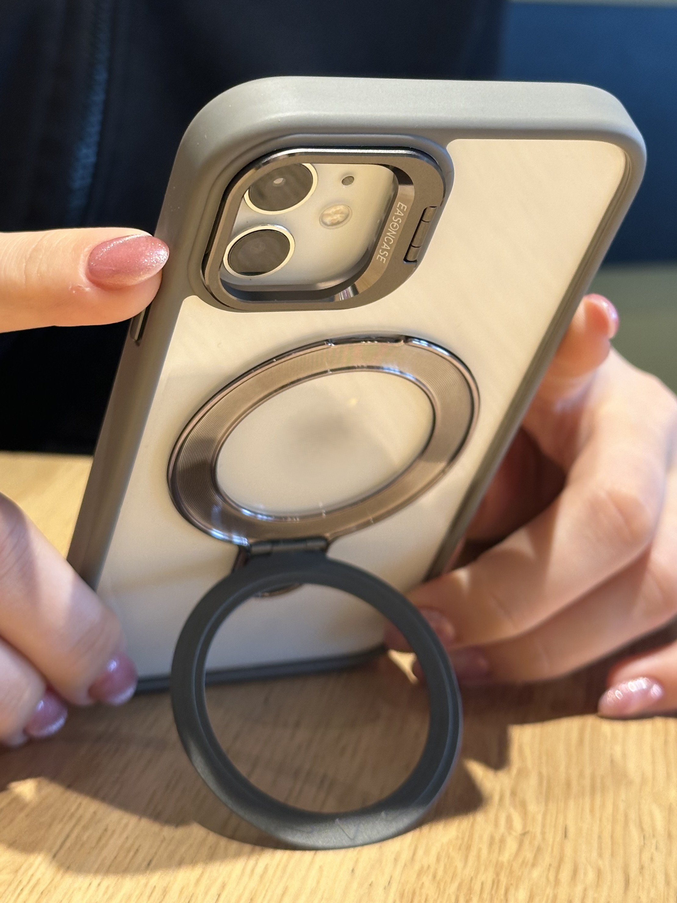 iPhone 11 Uyumlu Gri Magsafe Ve Metal Kamera Çerçevesi Standlı Şeffaf Kılıf iPhone 11 Uyumlu Gri Magsafe Ve Metal Kamera Çerçevesi Standlı Şeffaf Kılıf