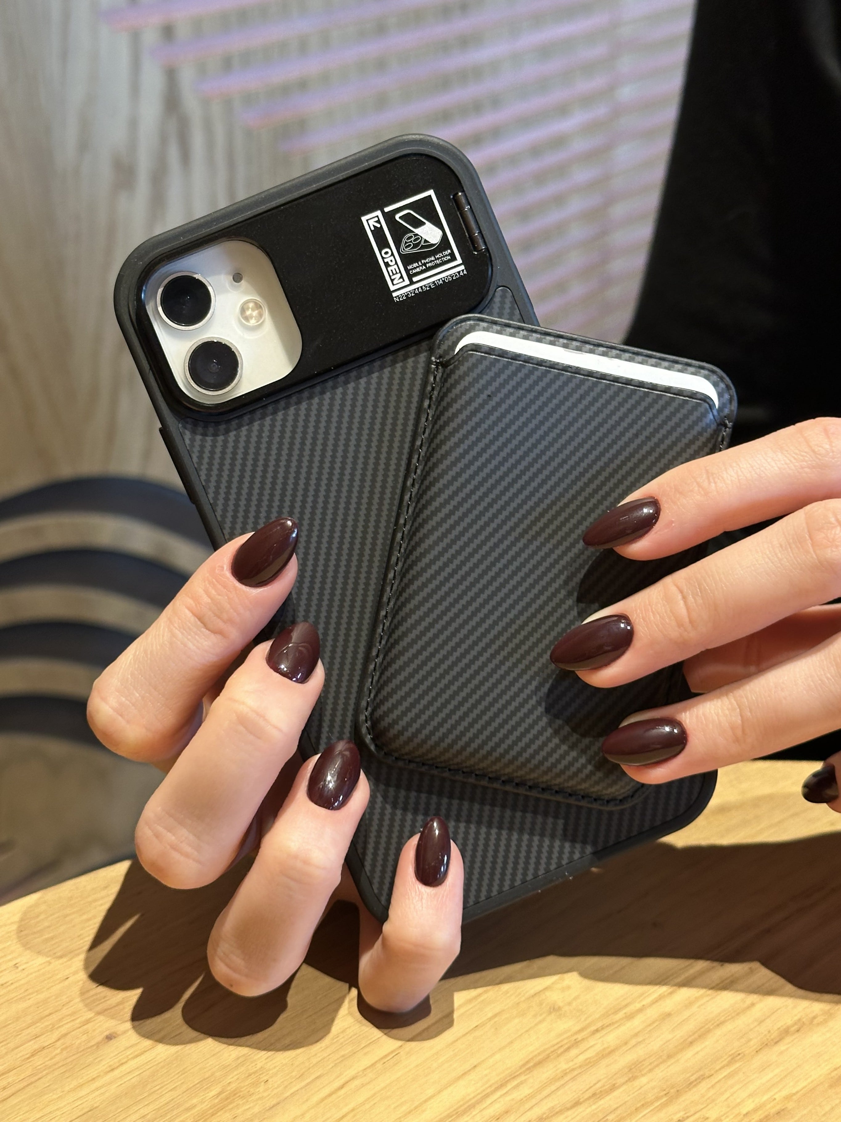 iPhone 11 Uyumlu Kamera Çerçeve Standlı Siyah Karbon Deri Cüzdanlı Kılıf iPhone 11 Uyumlu Kamera Çerçeve Standlı Siyah Karbon Deri Cüzdanlı Kılıf