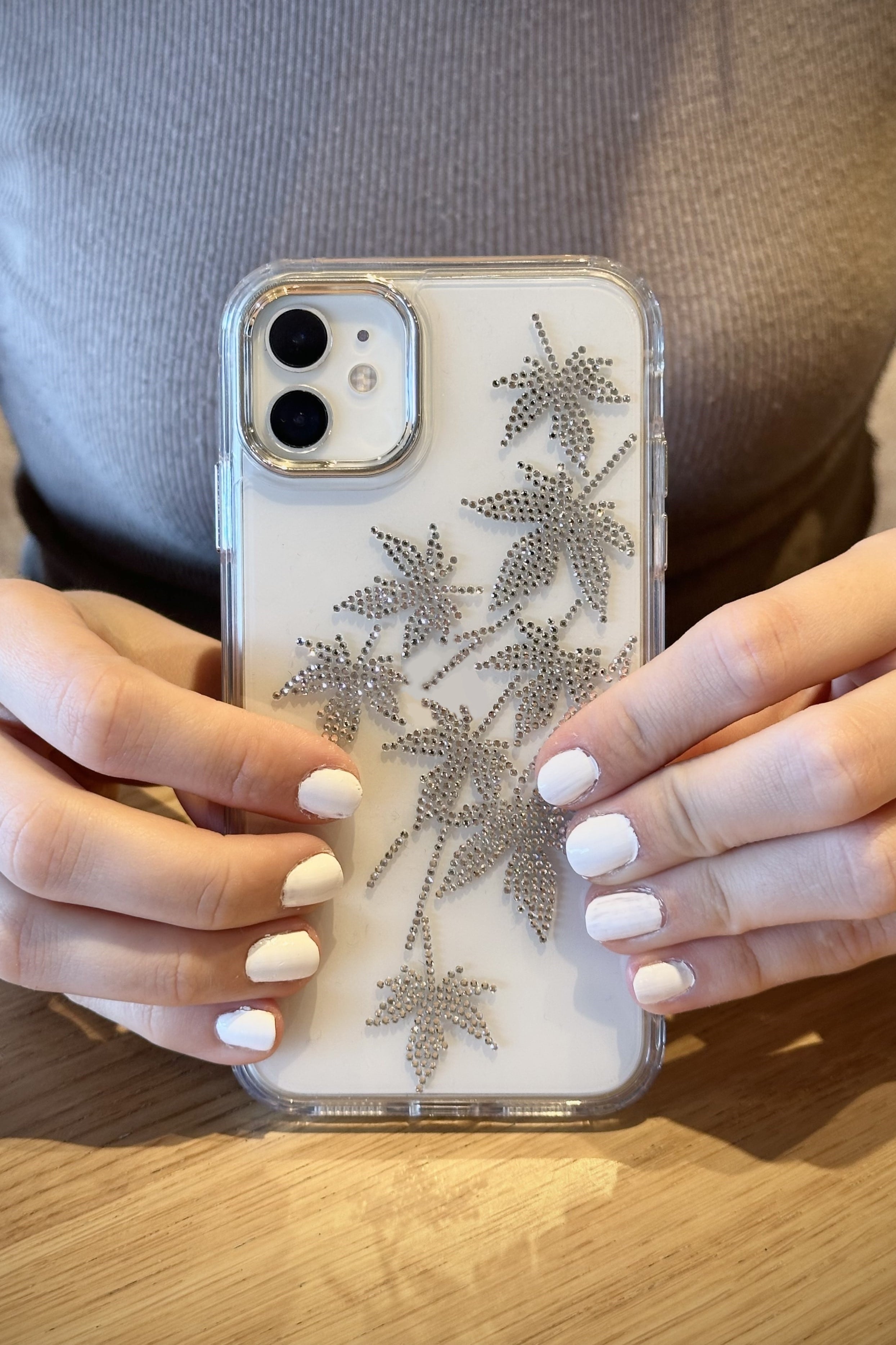 iPhone 11 Uyumlu Taşlı Yaprak Desenli Şeffaf Kılıf iPhone 11 Uyumlu Taşlı Yaprak Desenli Şeffaf Kılıf