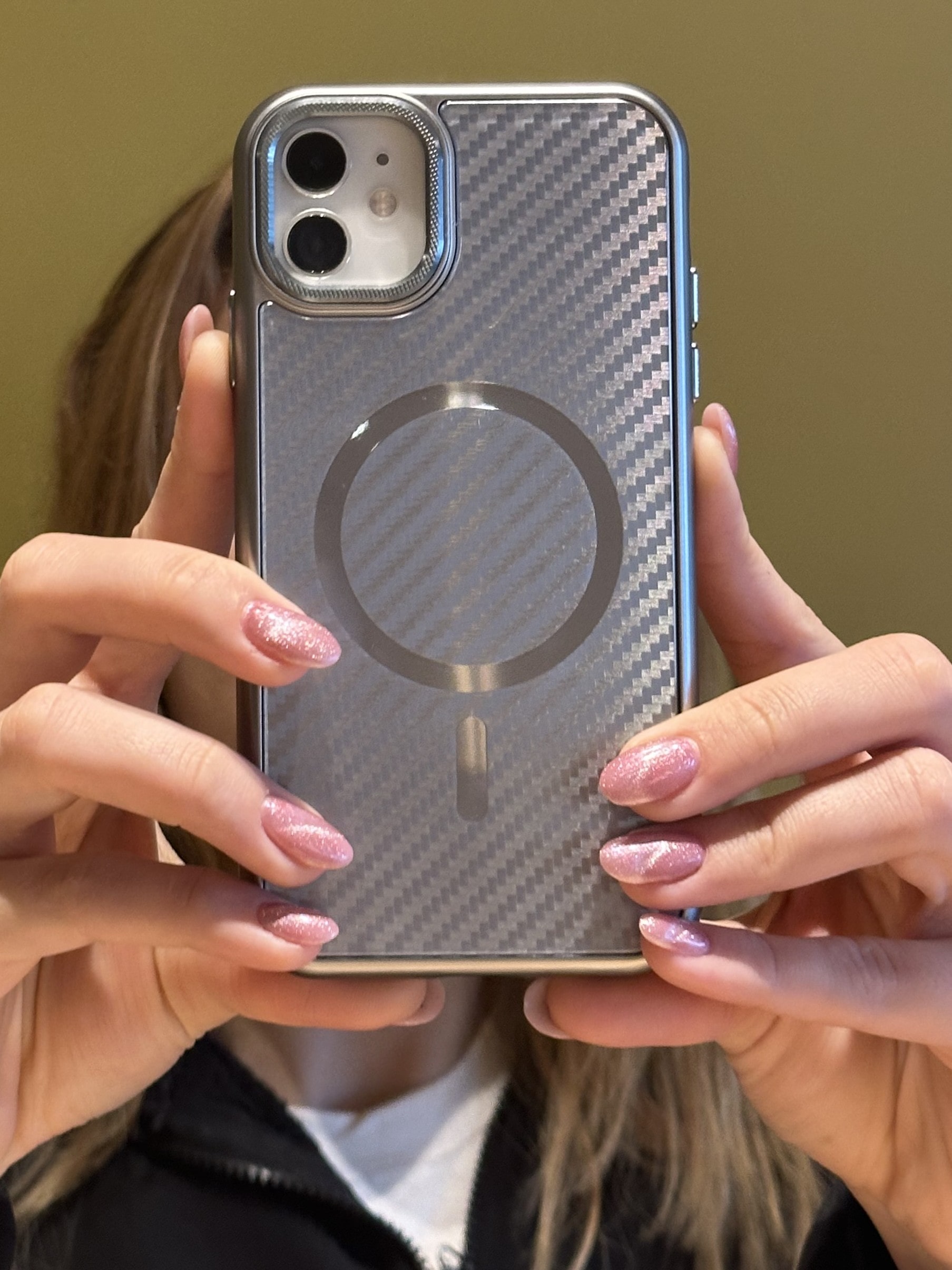 iPhone 12 Ve 12 Pro Uyumlu Titanyum Gri Karbon Fiber MagSafe Özellikli Kılıf iPhone 12 Ve 12 Pro Uyumlu Titanyum Gri Karbon Fiber MagSafe Özellikli Kılıf