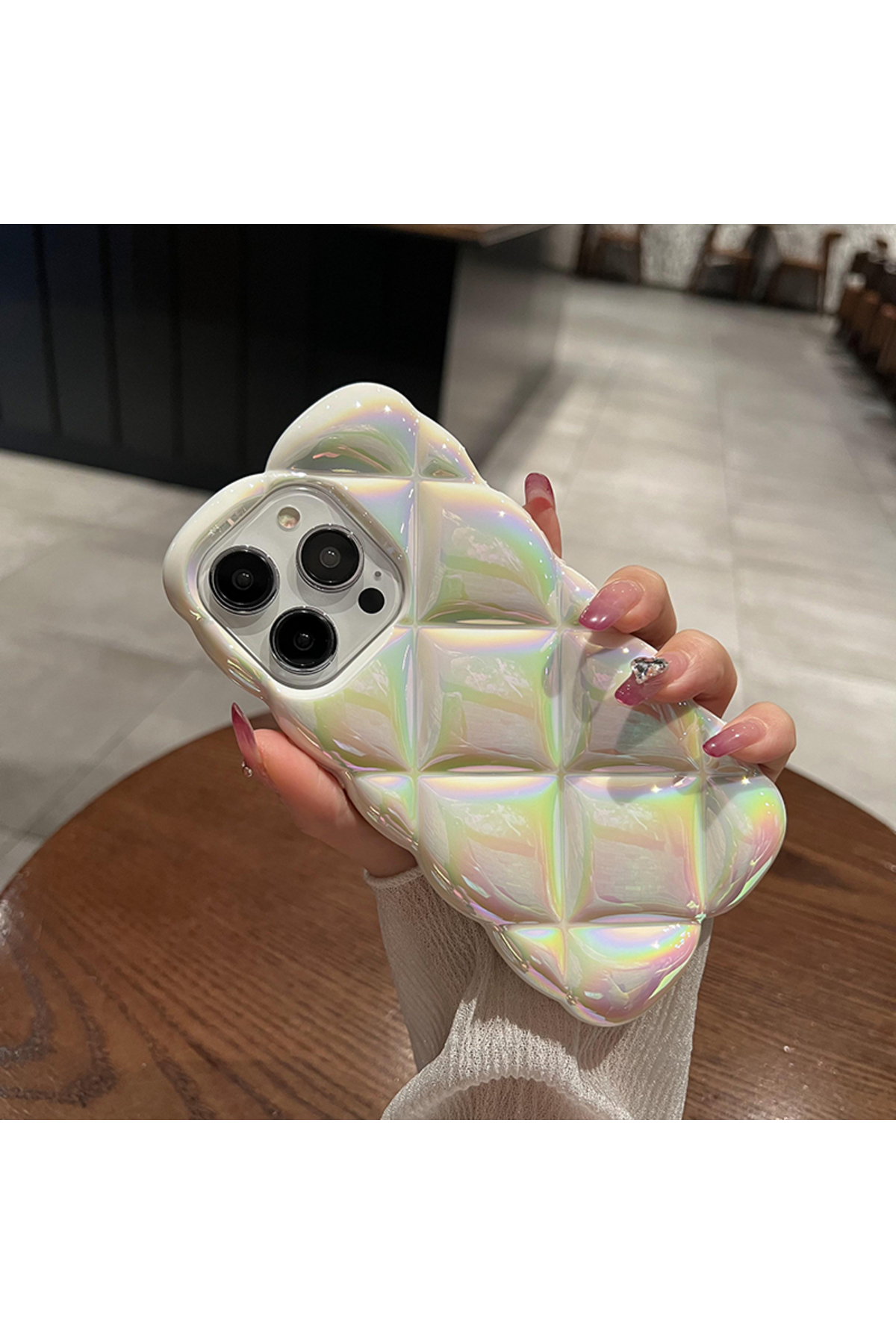 iPhone 13 Pro Uyumlu Beyaz Hologramlı Baklava Dilimli Puf Kılıf iPhone 13 Pro Uyumlu Beyaz Hologramlı Baklava Dilimli Puf Kılıf