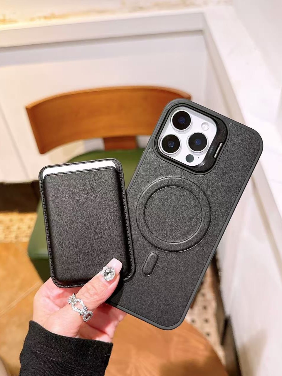 iPhone 13 Pro Max Uyumlu Premium Siyah Deri Magsafe Cüzdanlı Kartlıklı Kamera Çerçeve Standlı Kılıf iPhone 13 Pro Max Uyumlu Premium Siyah Deri Magsafe Cüzdanlı Kartlıklı Kamera Çerçeve Standlı Kılıf
