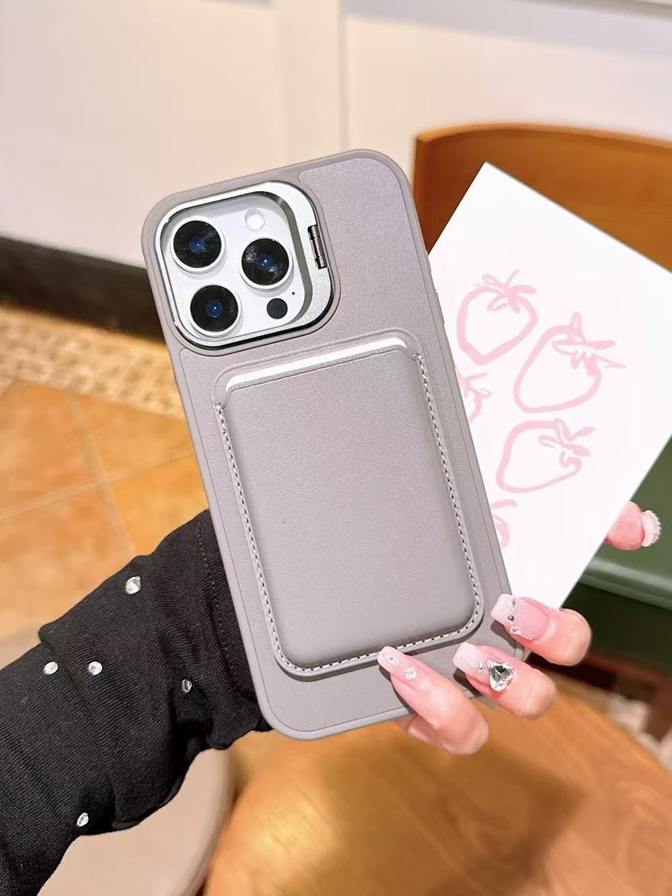 iPhone 13 Pro Max Uyumlu Premium Titanyum Gri Deri Magsafe Cüzdanlı Kartlıklı Kamera Çerçeve Standlı Kılıf iPhone 13 Pro Max Uyumlu Premium Titanyum Gri Deri Magsafe Cüzdanlı Kartlıklı Kamera Çerçeve Standlı Kılıf