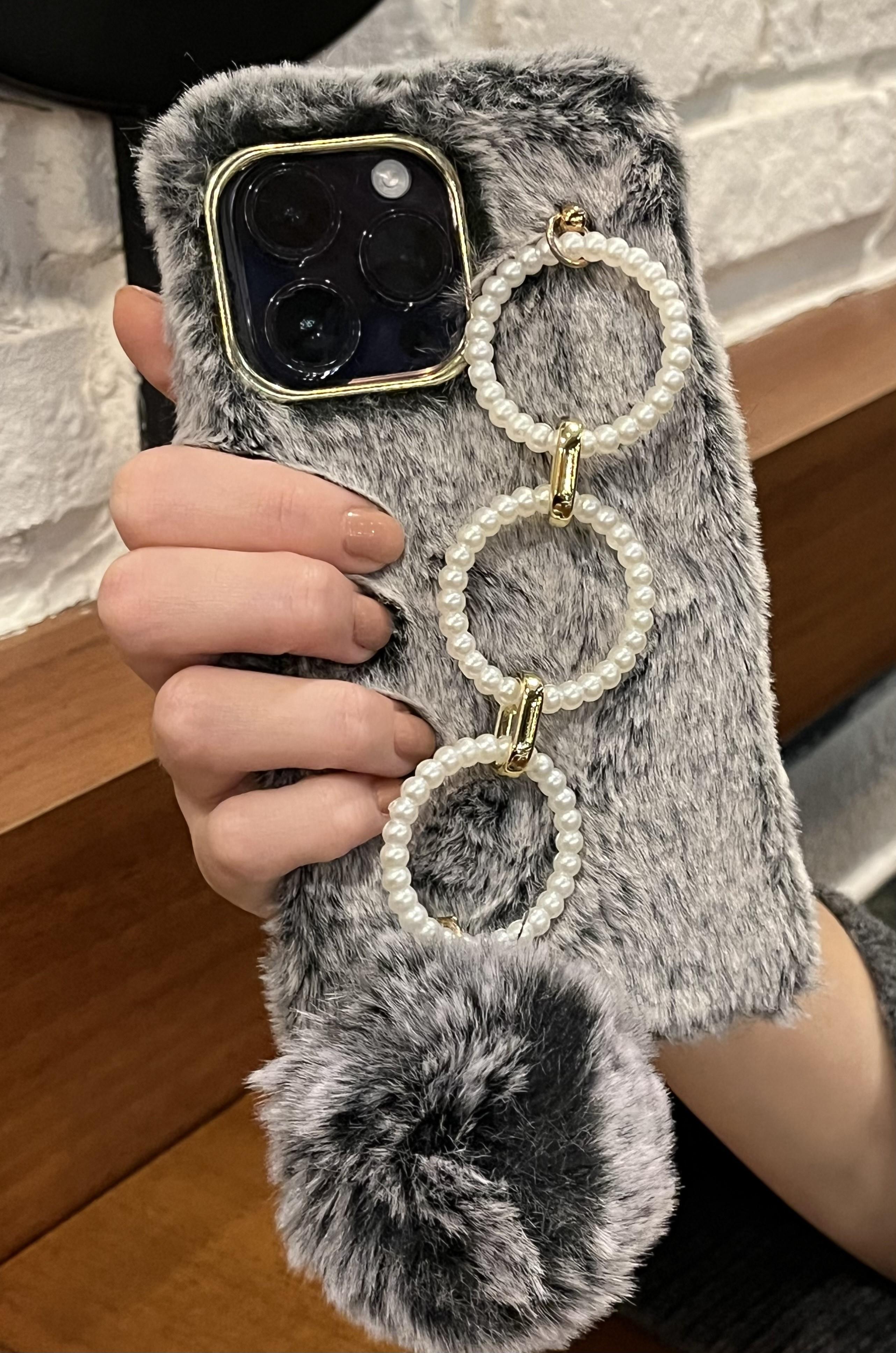 iPhone 13 Pro Uyumlu Gri Ponponlu Peluş Kılıf iPhone 13 Pro Uyumlu Gri Ponponlu Peluş Kılıf