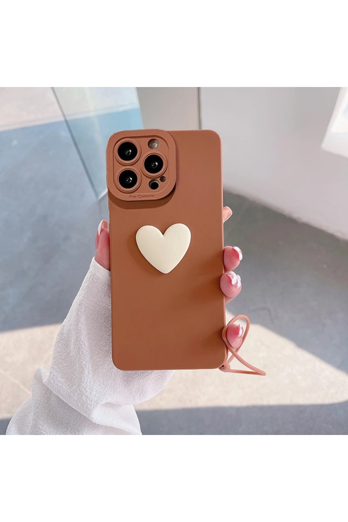 iPhone 13 Promax Uyumlu Kahverengi Kalpli Bilek Askılı Silikon Kılıf iPhone 13 Promax Uyumlu Kahverengi Kalpli Bilek Askılı Silikon Kılıf