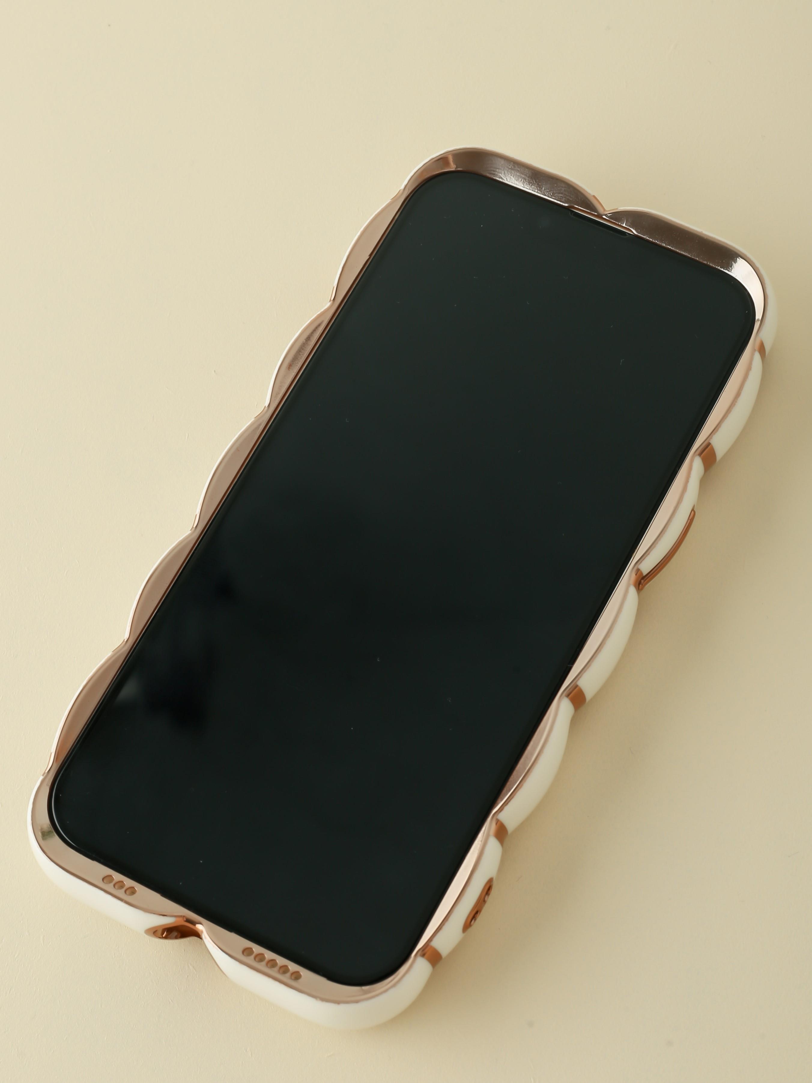 iPhone 13 Uyumlu Gold Detaylı Çizgili Beyaz Baklava Dilimli Puf Kılıf iPhone 13 Uyumlu Gold Detaylı Çizgili Beyaz Baklava Dilimli Puf Kılıf