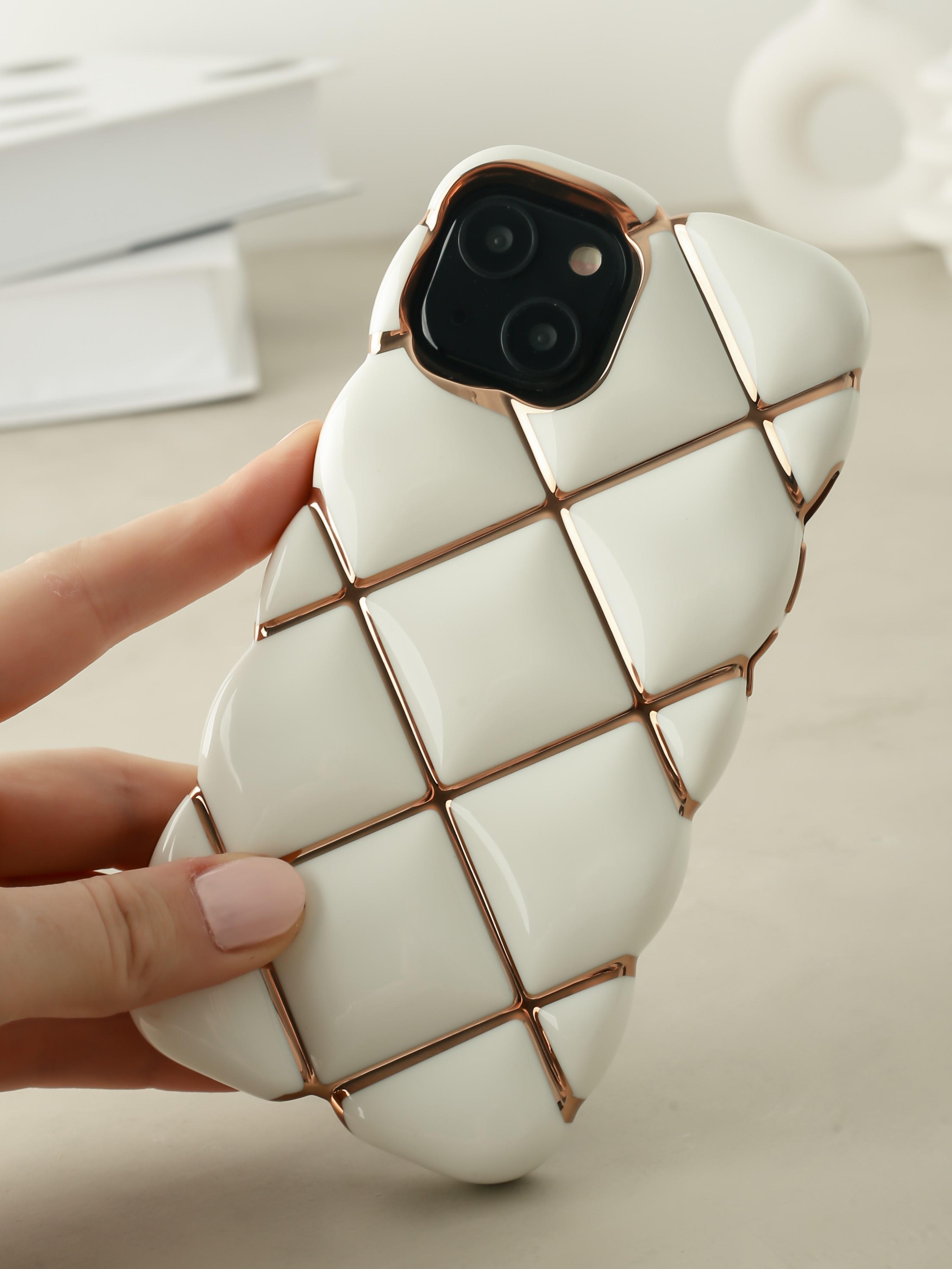 iPhone 13 Uyumlu Gold Detaylı Çizgili Beyaz Baklava Dilimli Puf Kılıf iPhone 13 Uyumlu Gold Detaylı Çizgili Beyaz Baklava Dilimli Puf Kılıf