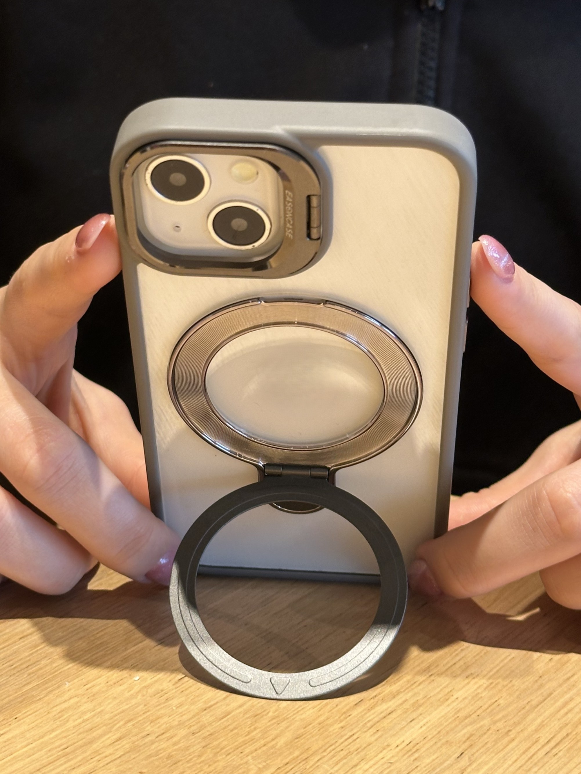 iPhone 13 Uyumlu Gri Magsafe Ve Metal Kamera Çerçevesi Standlı Şeffaf Kılıf iPhone 13 Uyumlu Gri Magsafe Ve Metal Kamera Çerçevesi Standlı Şeffaf Kılıf