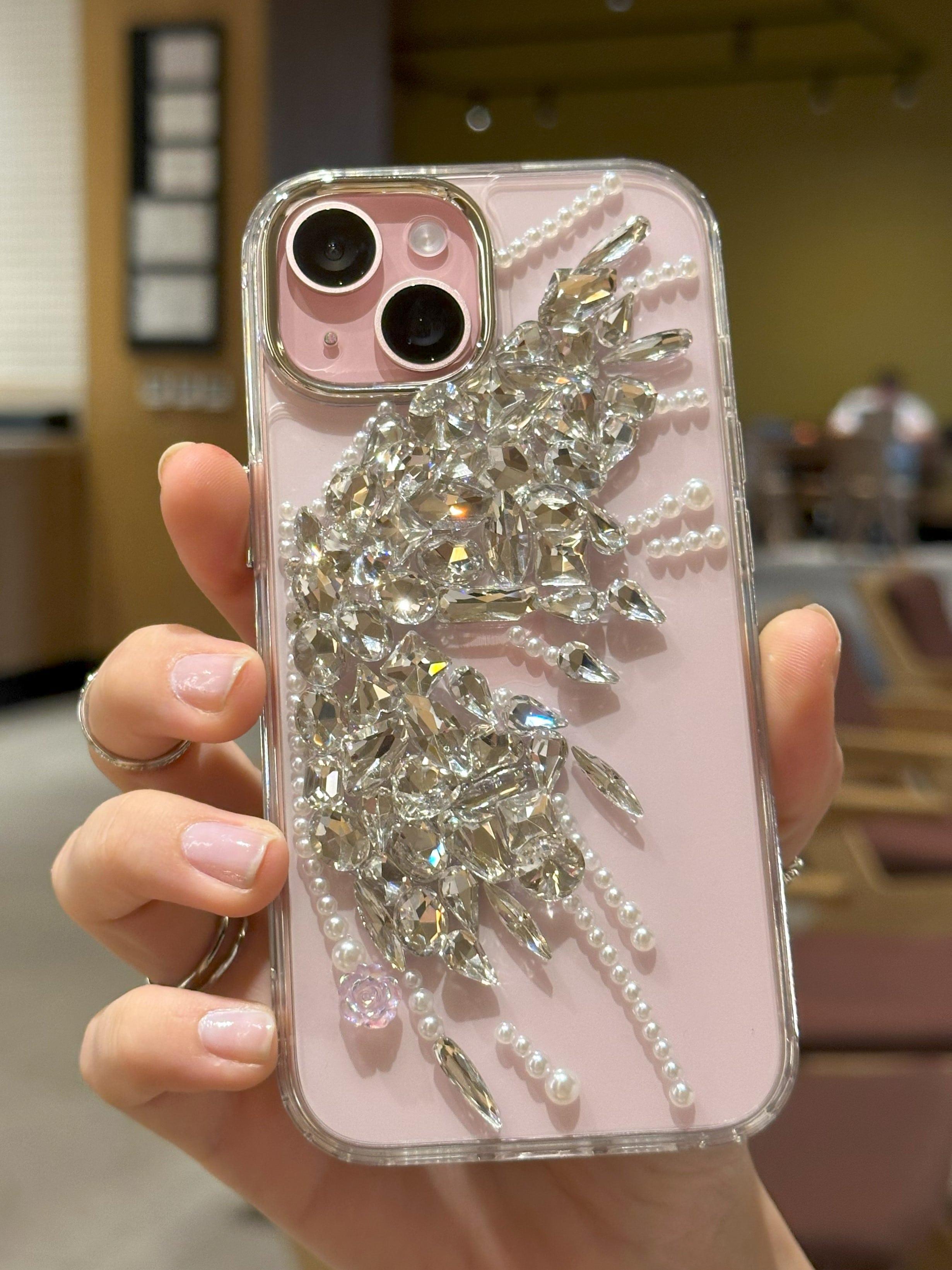 iPhone 13 Uyumlu Gümüş Kristal Taşlı Kelebek Kanadı Desenli Şeffaf Kılıf iPhone 13 Uyumlu Gümüş Kristal Taşlı Kelebek Kanadı Desenli Şeffaf Kılıf
