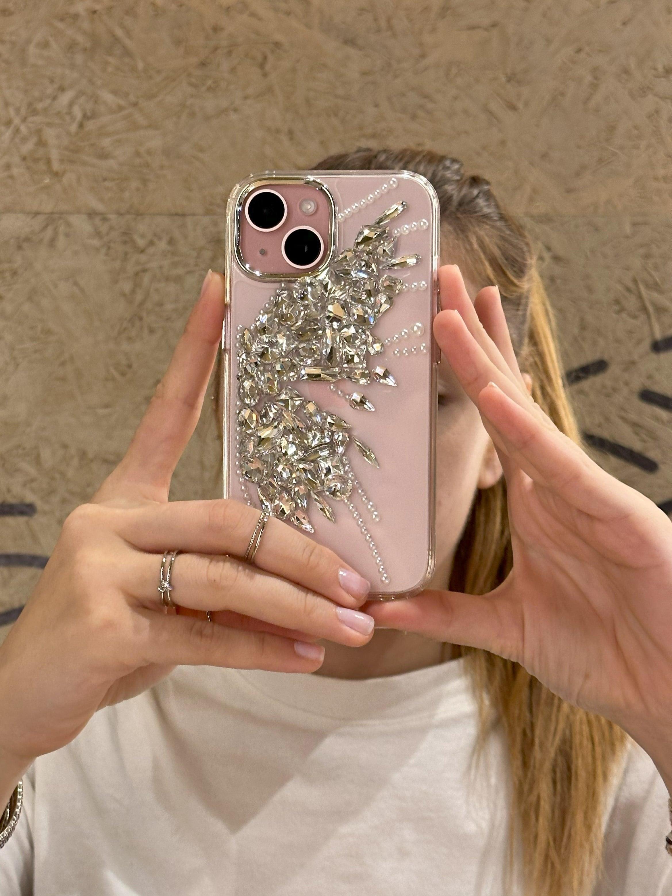 iPhone 13 Uyumlu Gümüş Kristal Taşlı Kelebek Kanadı Desenli Şeffaf Kılıf iPhone 13 Uyumlu Gümüş Kristal Taşlı Kelebek Kanadı Desenli Şeffaf Kılıf