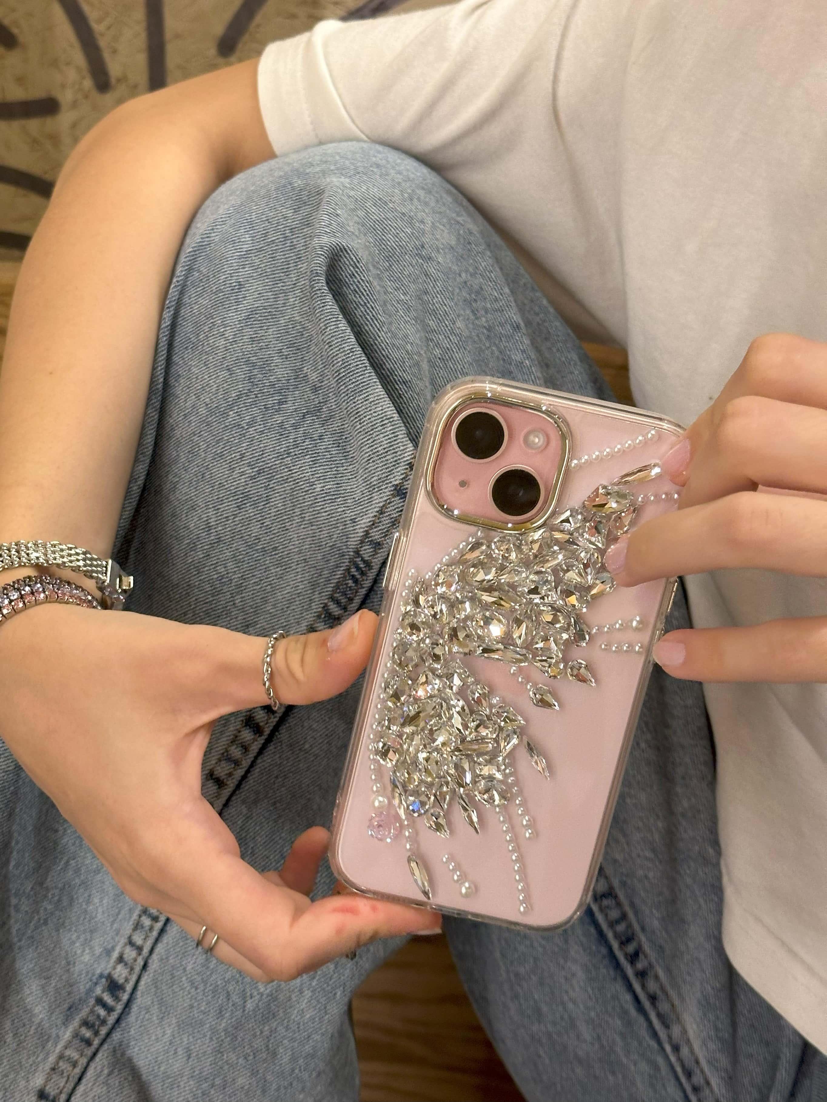 iPhone 13 Uyumlu Gümüş Kristal Taşlı Kelebek Kanadı Desenli Şeffaf Kılıf iPhone 13 Uyumlu Gümüş Kristal Taşlı Kelebek Kanadı Desenli Şeffaf Kılıf