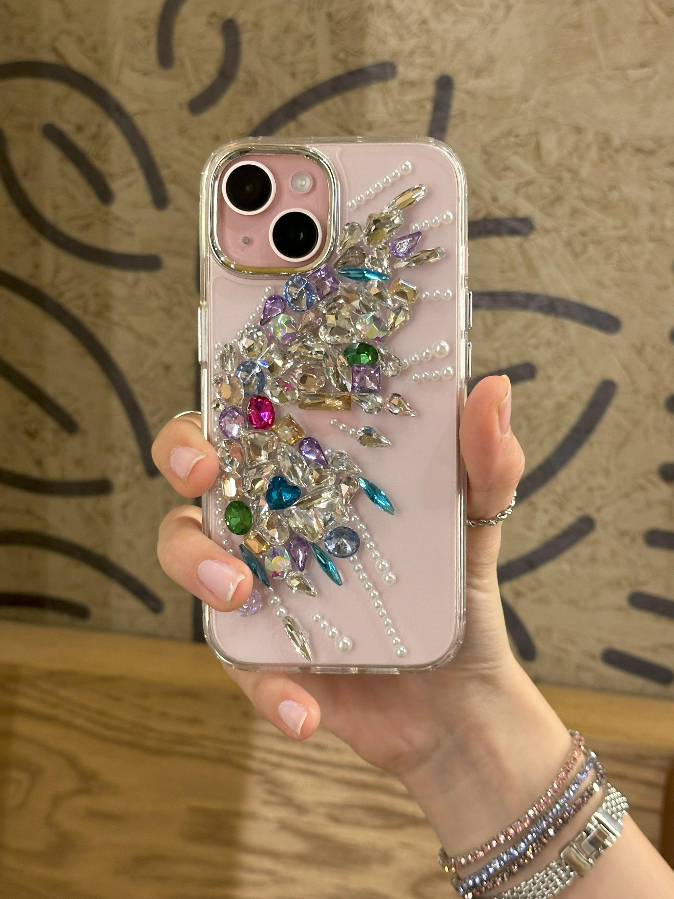iPhone 13 Uyumlu Renkli Kristal Taşlı Kelebek Kanadı Desenli Şeffaf Kılıf iPhone 13 Uyumlu Renkli Kristal Taşlı Kelebek Kanadı Desenli Şeffaf Kılıf