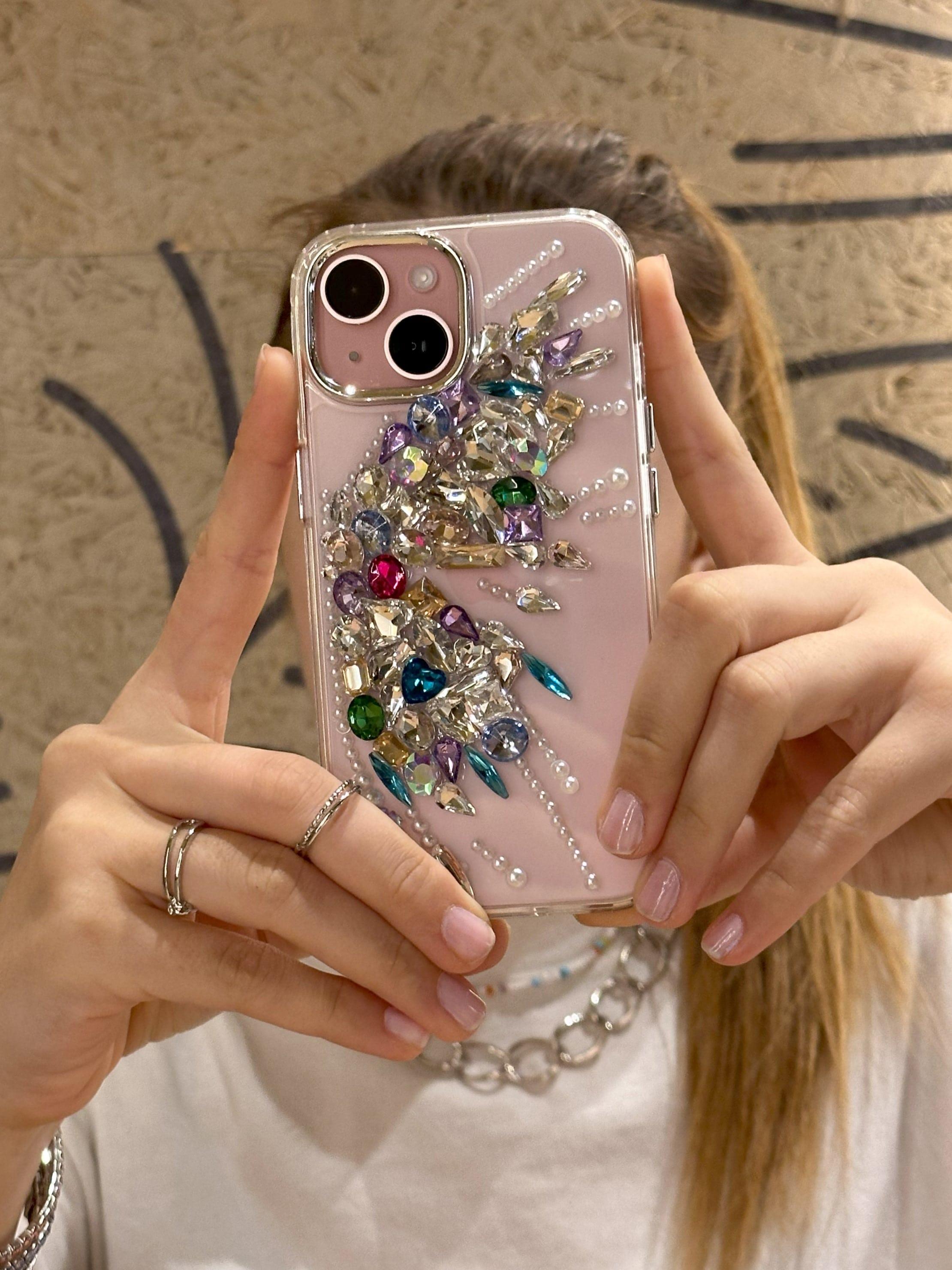 iPhone 13 Uyumlu Renkli Kristal Taşlı Kelebek Kanadı Desenli Şeffaf Kılıf iPhone 13 Uyumlu Renkli Kristal Taşlı Kelebek Kanadı Desenli Şeffaf Kılıf