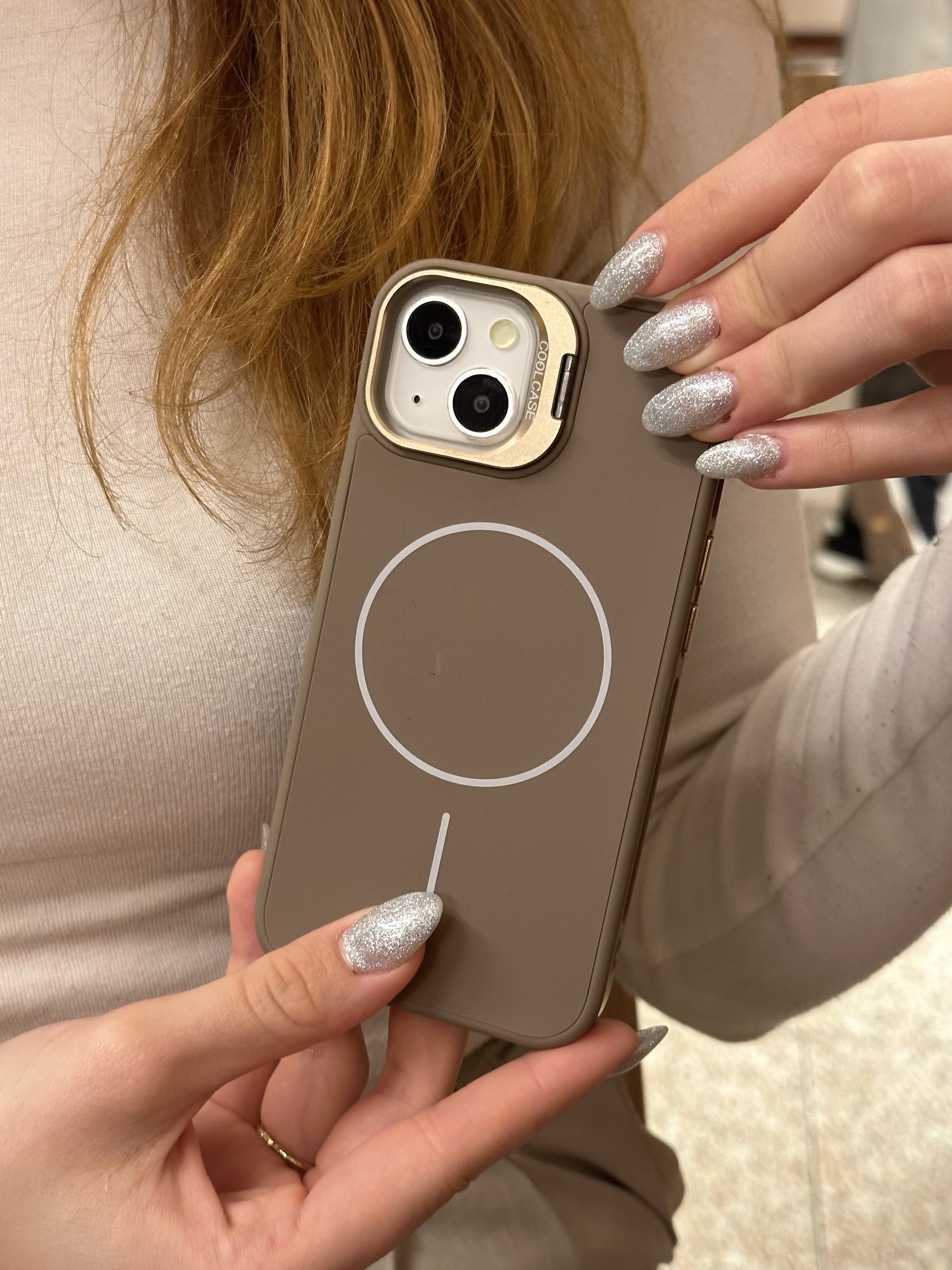 iPhone 13 Ve 14 Uyumlu İnce MagSafe Çizgili Metal Kamera Çerçeve Standlı Çöl Titanyum Kılıf iPhone 13 Ve 14 Uyumlu İnce MagSafe Çizgili Metal Kamera Çerçeve Standlı Çöl Titanyum Kılıf