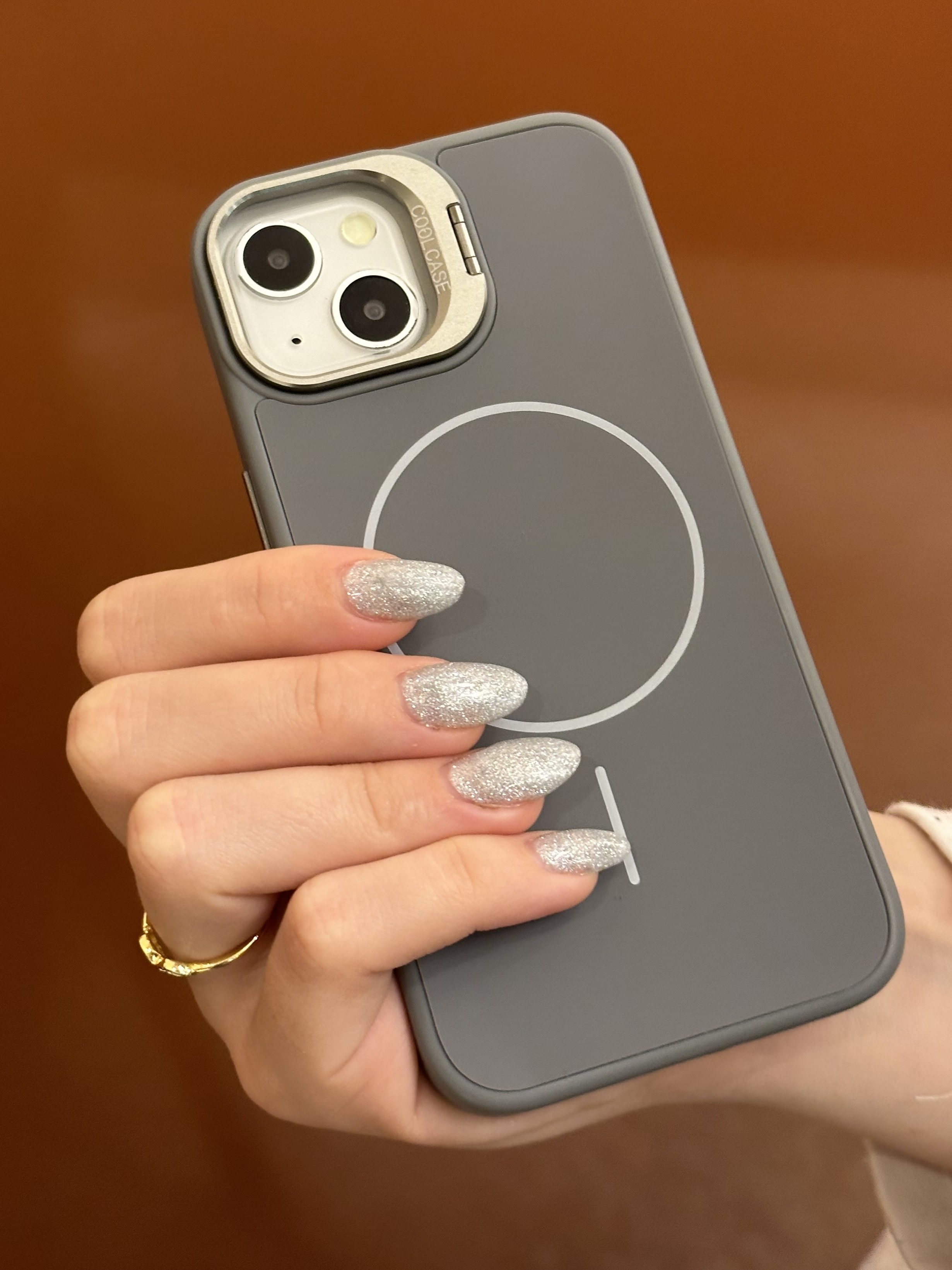 iPhone 13 Ve 14 Uyumlu İnce MagSafe Çizgili Metal Kamera Çerçeve Standlı Gri Kılıf iPhone 13 Ve 14 Uyumlu İnce MagSafe Çizgili Metal Kamera Çerçeve Standlı Gri Kılıf