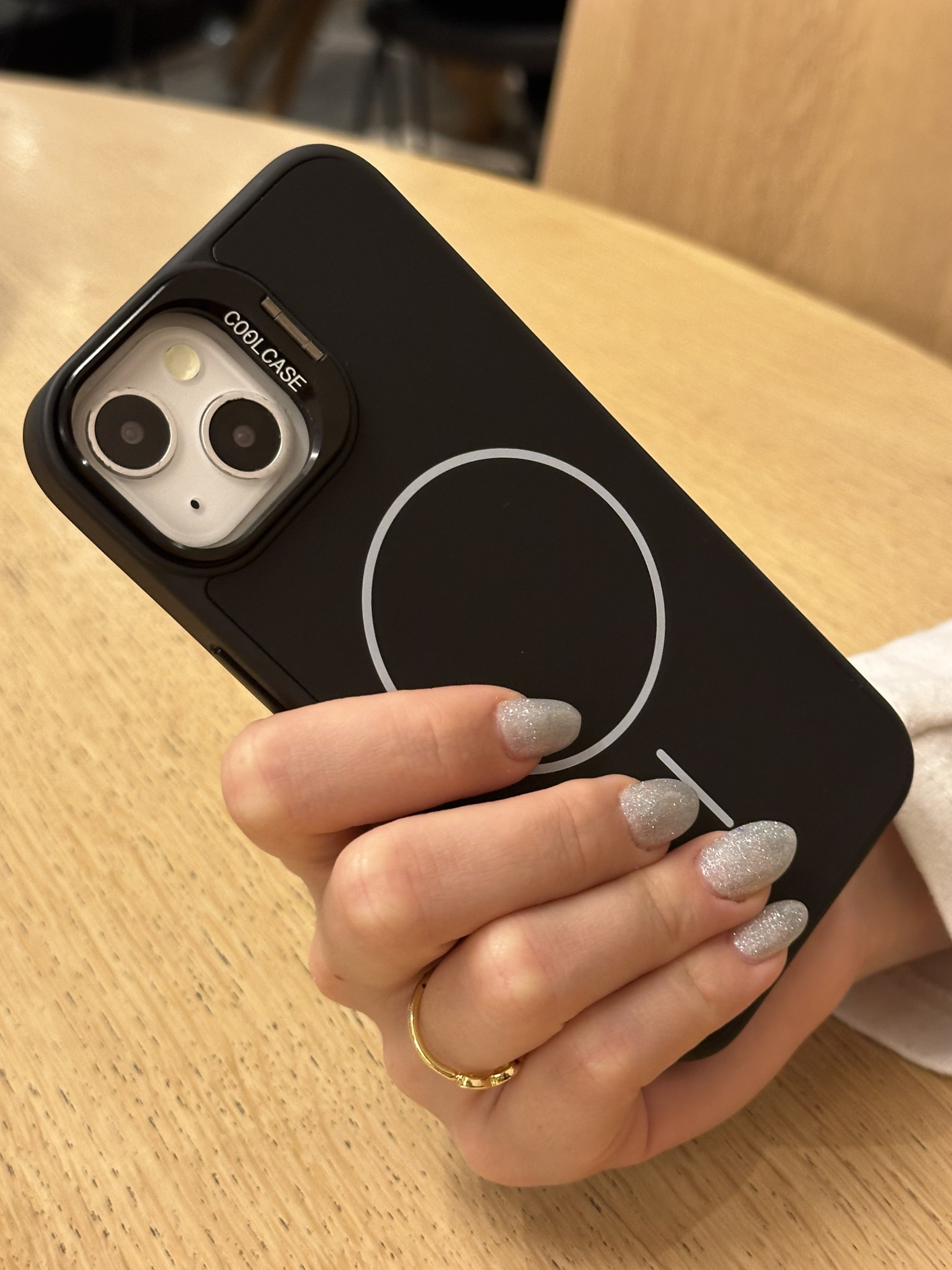 iPhone 13 Ve 14 Uyumlu İnce MagSafe Çizgili Metal Kamera Çerçeve Standlı Siyah Kılıf iPhone 13 Ve 14 Uyumlu İnce MagSafe Çizgili Metal Kamera Çerçeve Standlı Siyah Kılıf