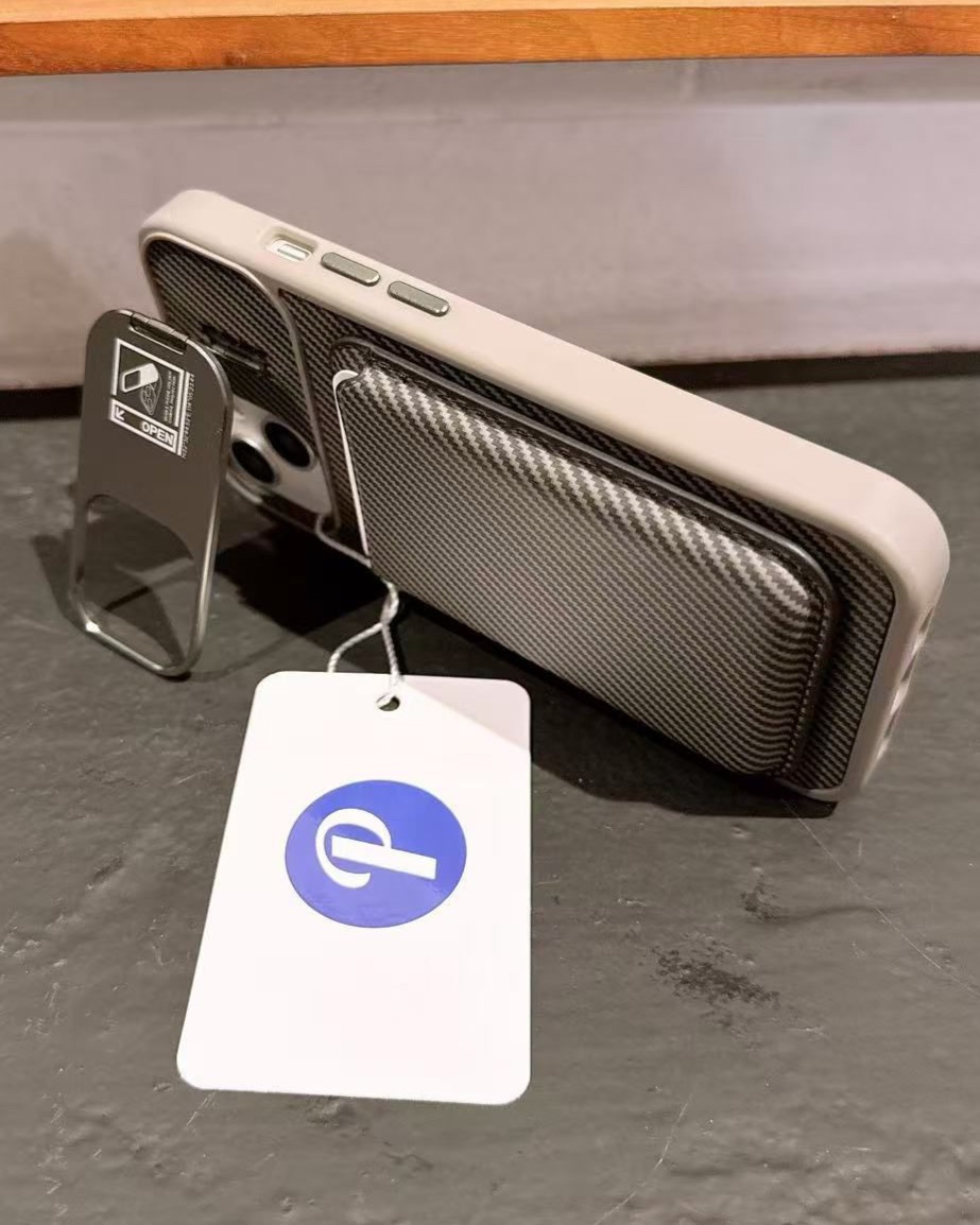 iPhone 14 Plus Ve 15 Plus Uyumlu Kamera Çerçeve Standlı Gri Karbon Deri Cüzdanlı Kılıf iPhone 14 Plus Ve 15 Plus Uyumlu Kamera Çerçeve Standlı Gri Karbon Deri Cüzdanlı Kılıf