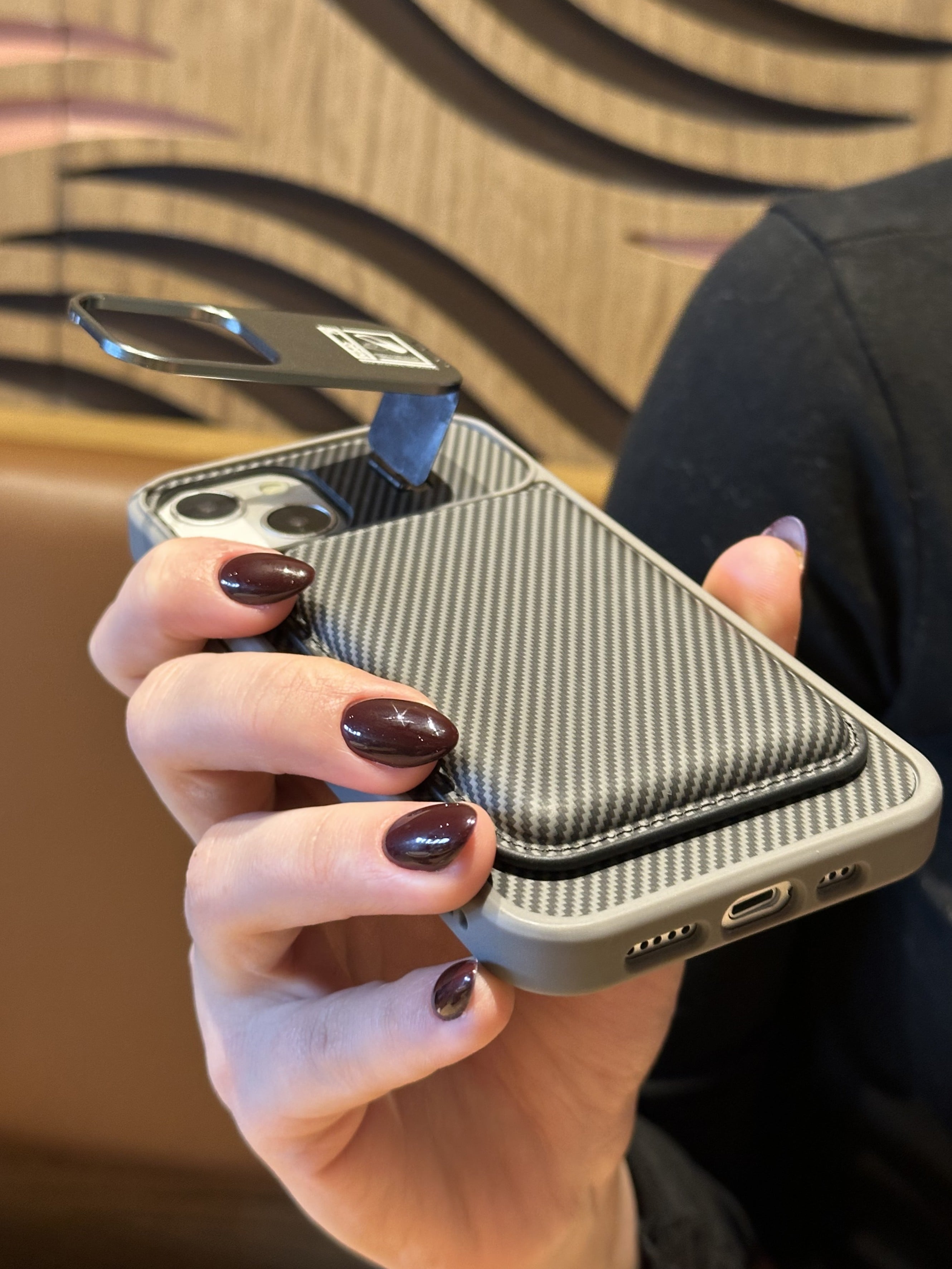 iPhone 14 Plus Ve 15 Plus Uyumlu Kamera Çerçeve Standlı Gri Karbon Deri Cüzdanlı Kılıf iPhone 14 Plus Ve 15 Plus Uyumlu Kamera Çerçeve Standlı Gri Karbon Deri Cüzdanlı Kılıf