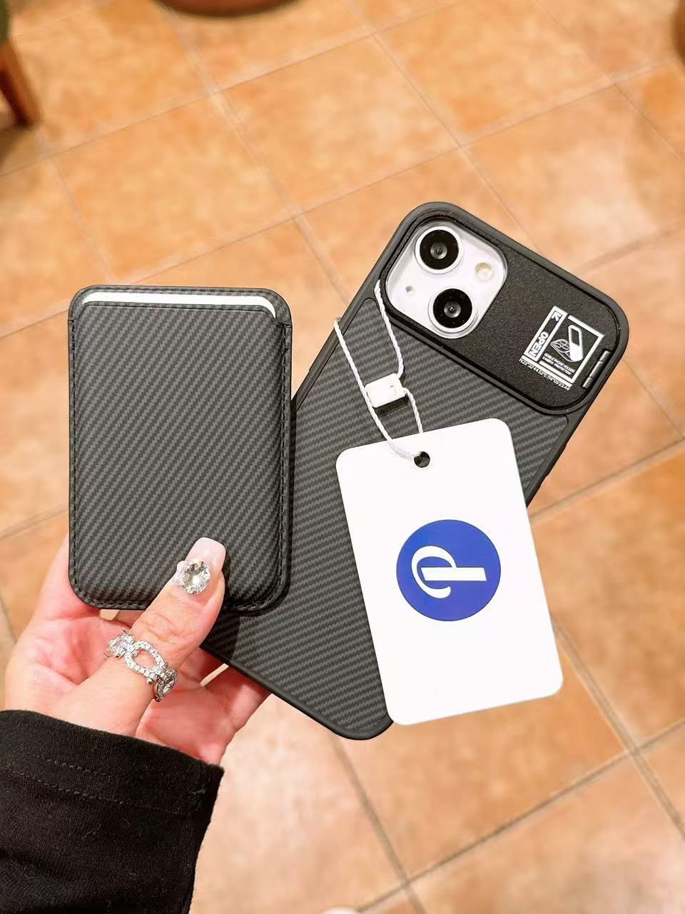 iPhone 14 Plus Ve 15 Plus Uyumlu Kamera Çerçeve Standlı Siyah Karbon Deri Cüzdanlı Kılıf iPhone 14 Plus Ve 15 Plus Uyumlu Kamera Çerçeve Standlı Siyah Karbon Deri Cüzdanlı Kılıf