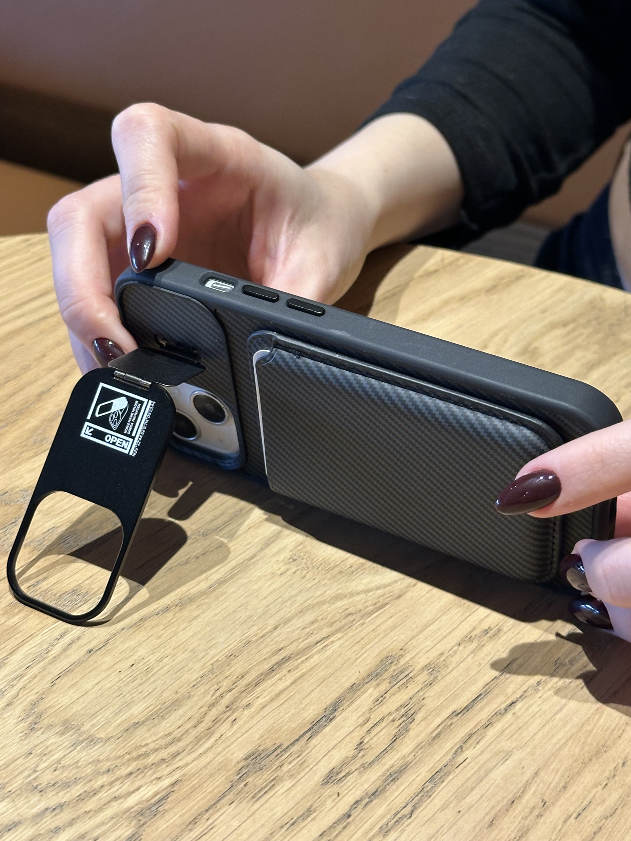 iPhone 14 Plus Ve 15 Plus Uyumlu Kamera Çerçeve Standlı Siyah Karbon Deri Cüzdanlı Kılıf iPhone 14 Plus Ve 15 Plus Uyumlu Kamera Çerçeve Standlı Siyah Karbon Deri Cüzdanlı Kılıf