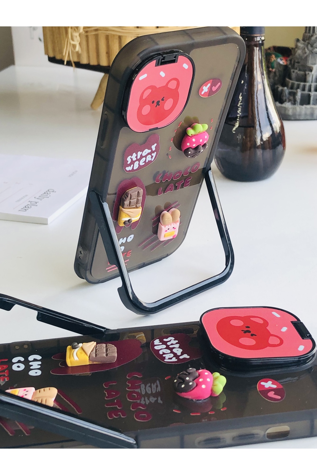 Iphone 14 Pro Aynalı Ve Standlı Kılıf Çikolata Ve Ayıcık Figürlü Iphone 14 Pro Aynalı Ve Standlı Kılıf Çikolata Ve Ayıcık Figürlü