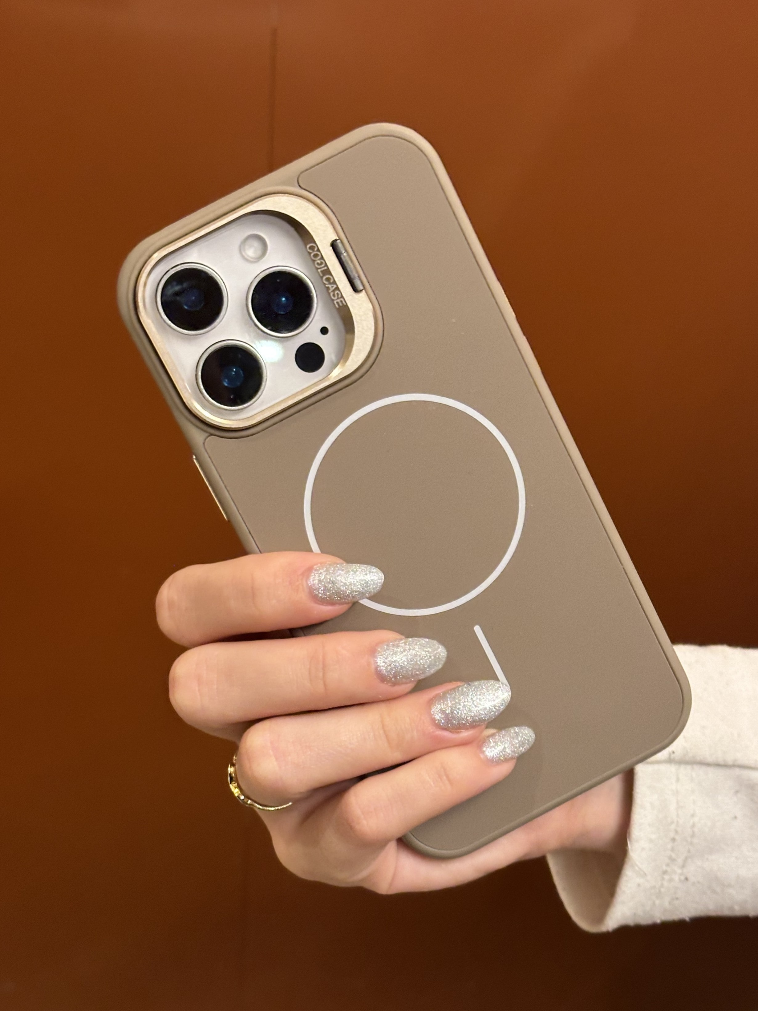 iPhone 14 Pro Max Uyumlu İnce MagSafe Çizgili Metal Kamera Çerçeve Standlı Çöl Titanyum Kılıf iPhone 14 Pro Max Uyumlu İnce MagSafe Çizgili Metal Kamera Çerçeve Standlı Çöl Titanyum Kılıf