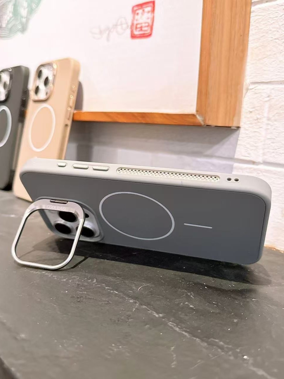iPhone 14 Pro Max Uyumlu İnce MagSafe Çizgili Metal Kamera Çerçeve Standlı Çöl Titanyum Kılıf iPhone 14 Pro Max Uyumlu İnce MagSafe Çizgili Metal Kamera Çerçeve Standlı Çöl Titanyum Kılıf