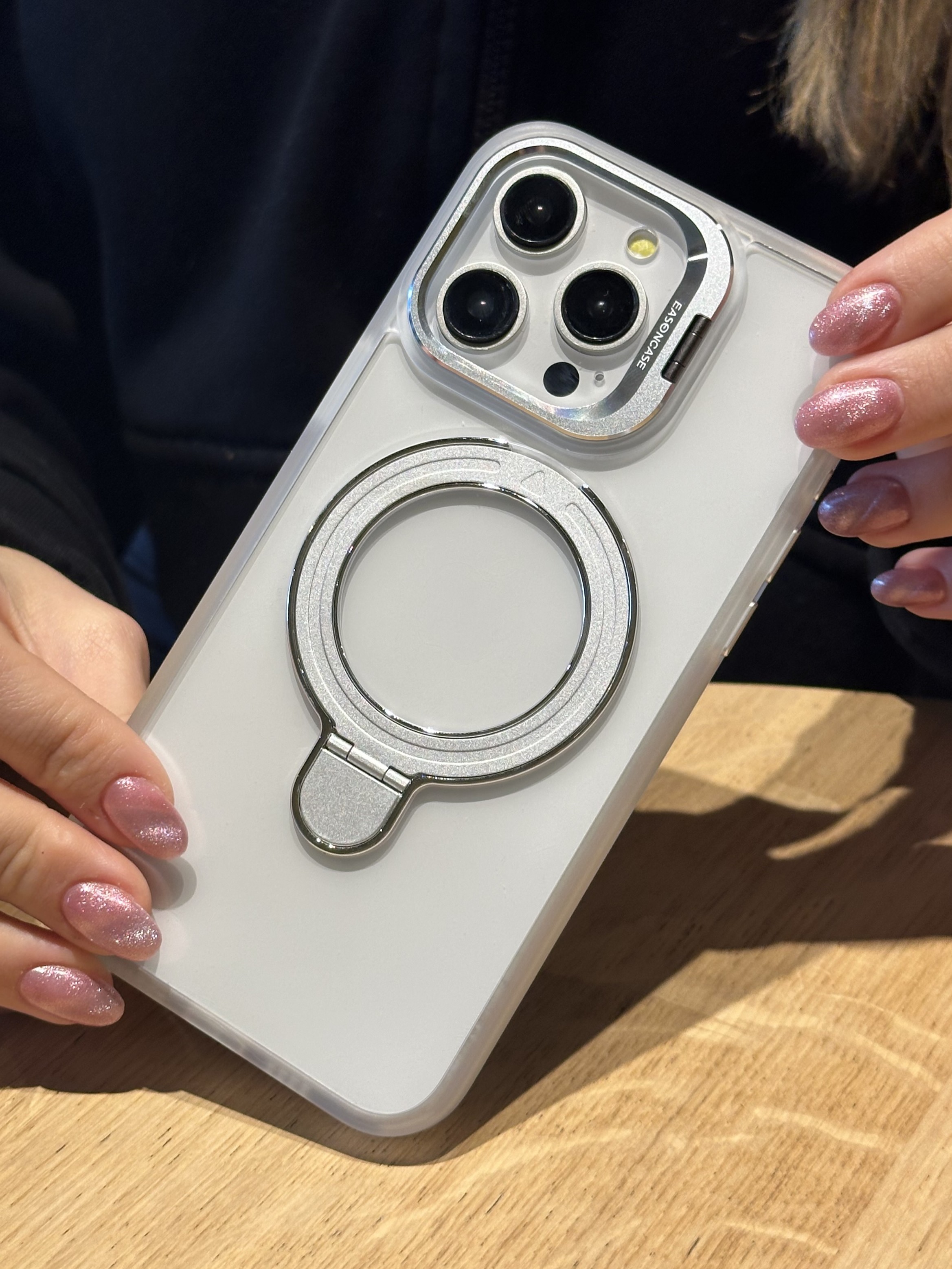 iPhone 15 Pro Max Uyumlu Beyaz Magsafe Ve Metal Kamera Çerçevesi Standlı Şeffaf Kılıf iPhone 15 Pro Max Uyumlu Beyaz Magsafe Ve Metal Kamera Çerçevesi Standlı Şeffaf Kılıf