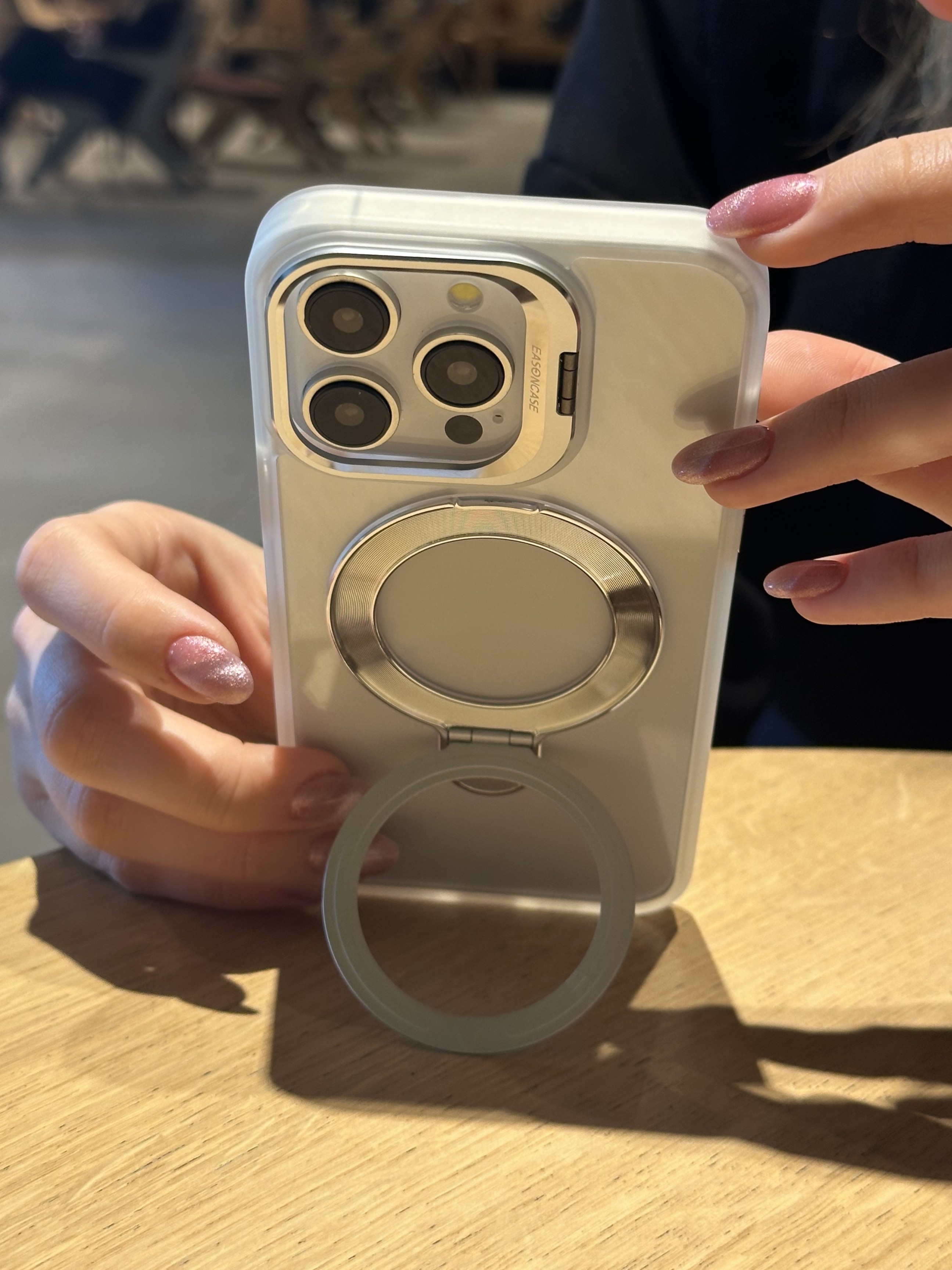 iPhone 15 Pro Max Uyumlu Beyaz Magsafe Ve Metal Kamera Çerçevesi Standlı Şeffaf Kılıf iPhone 15 Pro Max Uyumlu Beyaz Magsafe Ve Metal Kamera Çerçevesi Standlı Şeffaf Kılıf