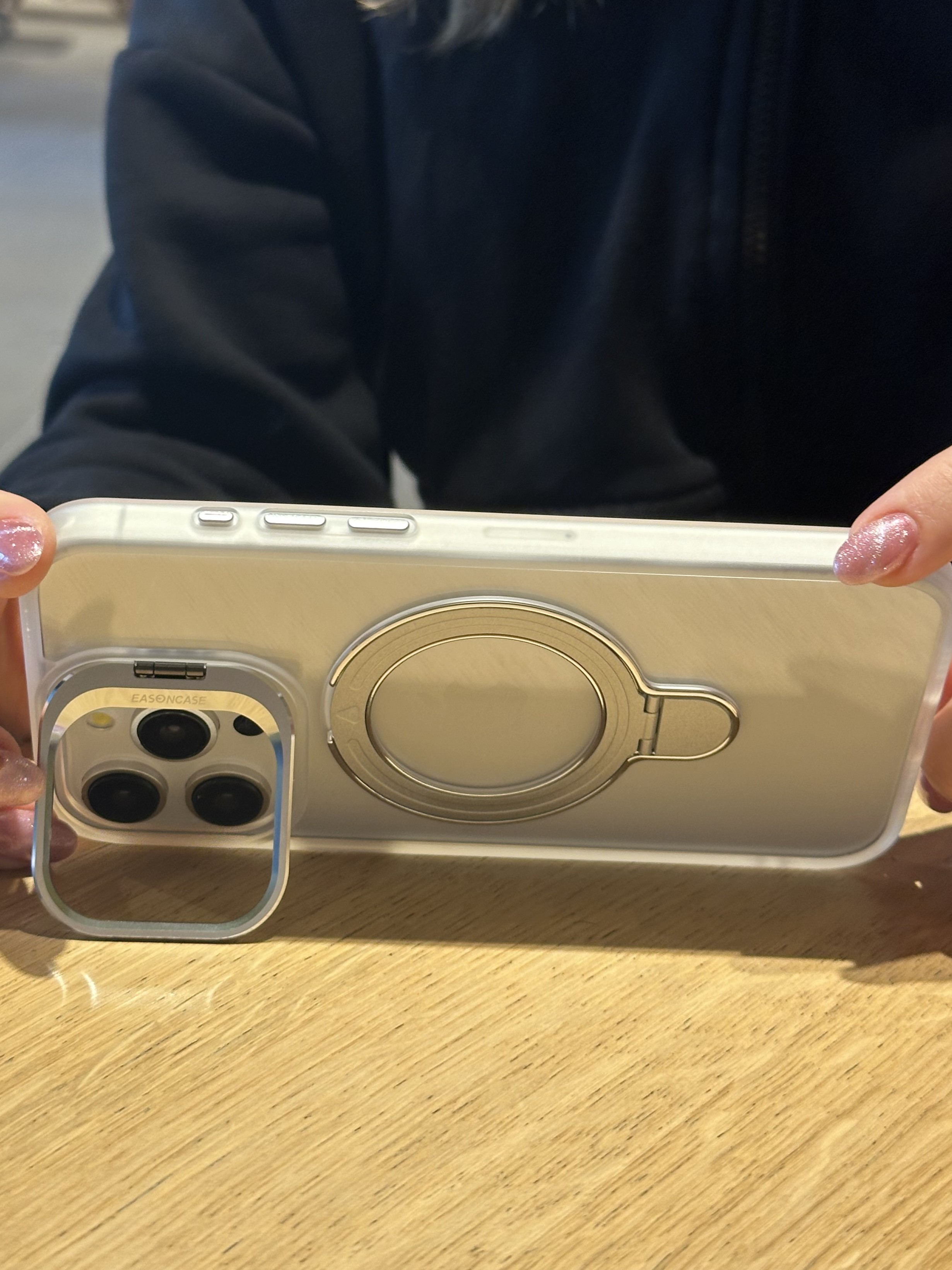 iPhone 15 Pro Max Uyumlu Beyaz Magsafe Ve Metal Kamera Çerçevesi Standlı Şeffaf Kılıf iPhone 15 Pro Max Uyumlu Beyaz Magsafe Ve Metal Kamera Çerçevesi Standlı Şeffaf Kılıf