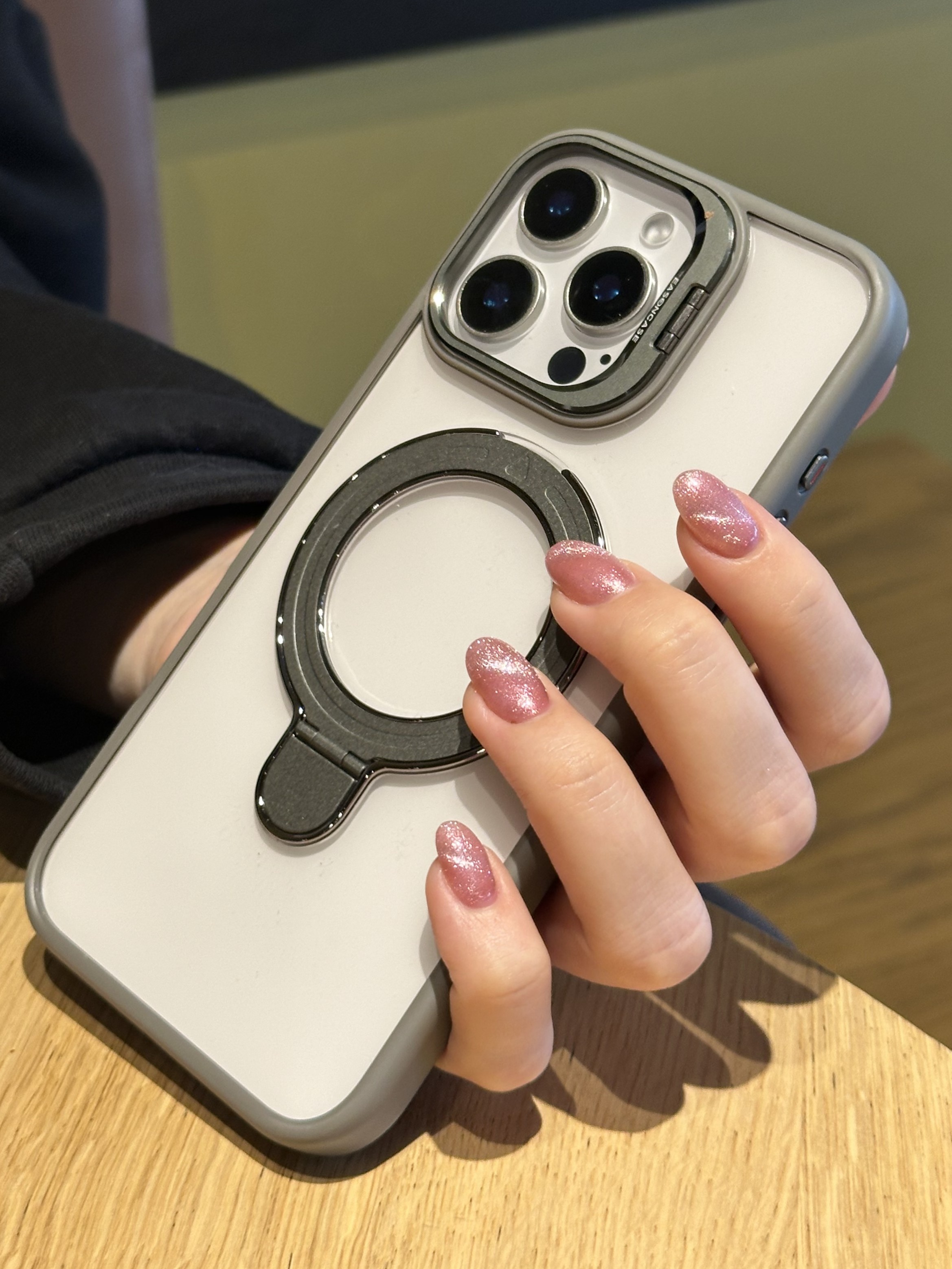 iPhone 15 Pro Max Uyumlu Gri Magsafe Ve Metal Kamera Çerçevesi Standlı Şeffaf Kılıf iPhone 15 Pro Max Uyumlu Gri Magsafe Ve Metal Kamera Çerçevesi Standlı Şeffaf Kılıf