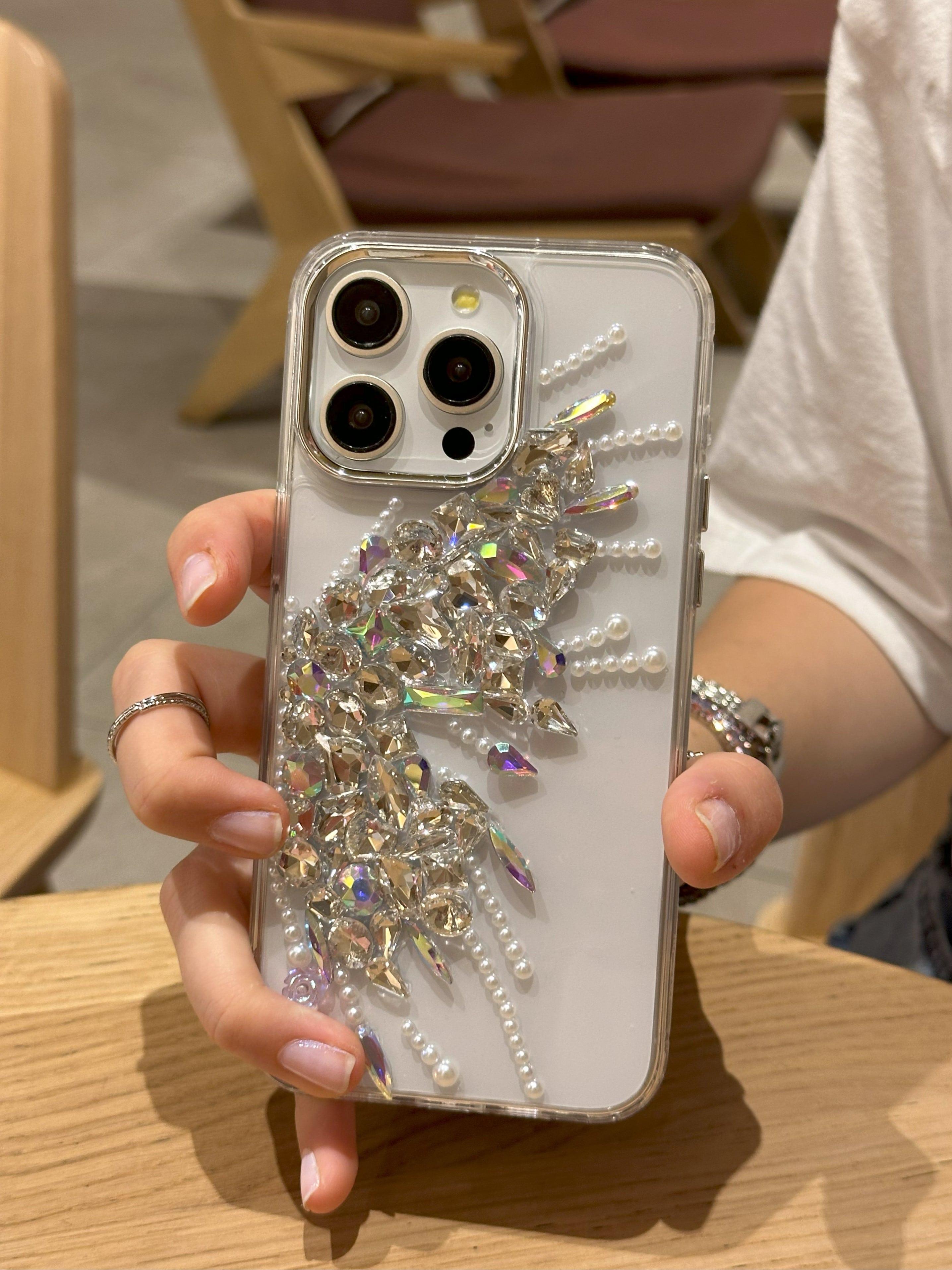 iPhone 15 Pro Max Uyumlu Hologram Kristal Taşlı Kelebek Kanadı Desenli Şeffaf Kılıf iPhone 15 Pro Max Uyumlu Hologram Kristal Taşlı Kelebek Kanadı Desenli Şeffaf Kılıf