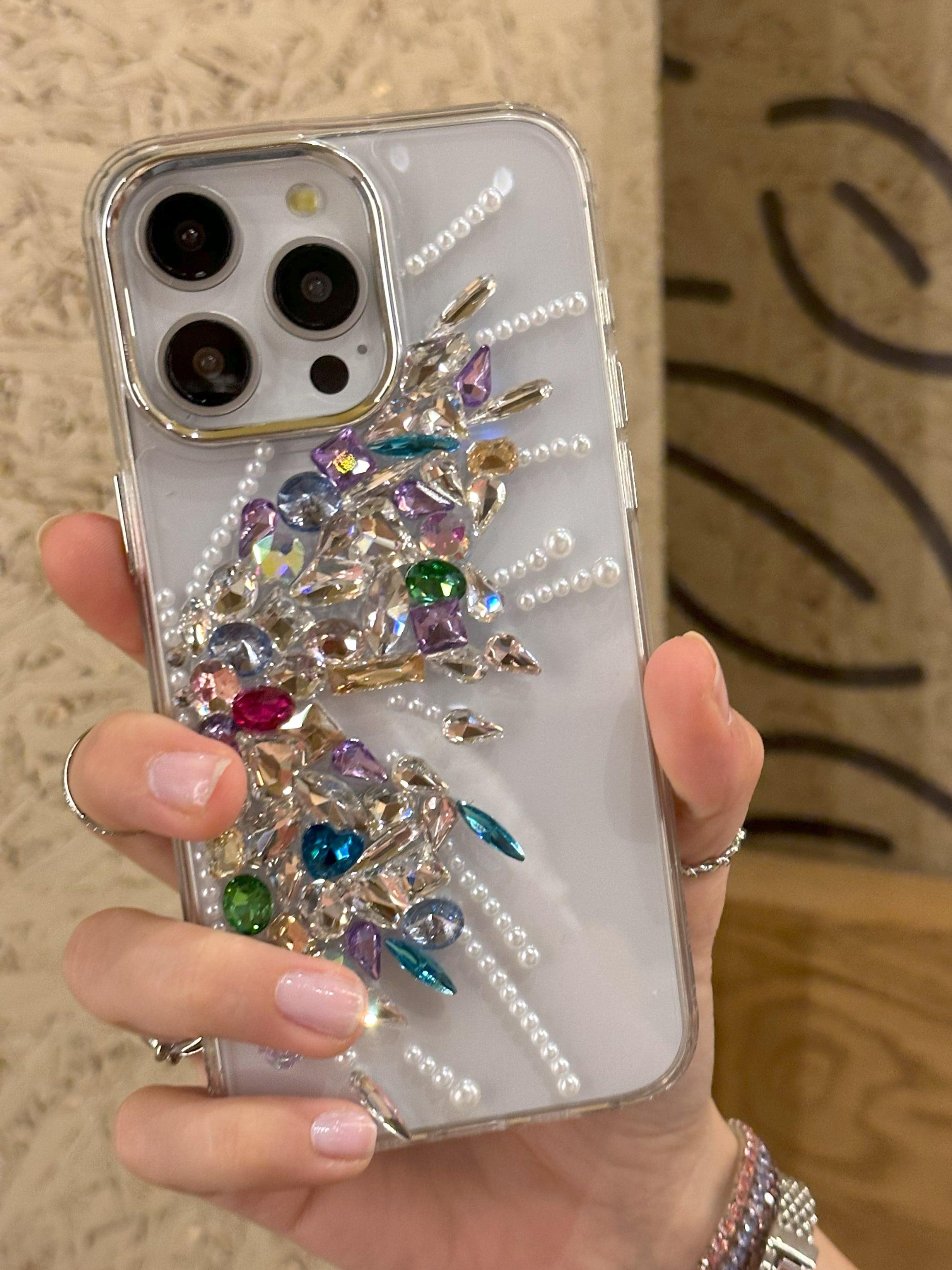 iPhone 15 Pro Max Uyumlu Renkli Kristal Taşlı Kelebek Kanadı Desenli Şeffaf Kılıf iPhone 15 Pro Max Uyumlu Renkli Kristal Taşlı Kelebek Kanadı Desenli Şeffaf Kılıf
