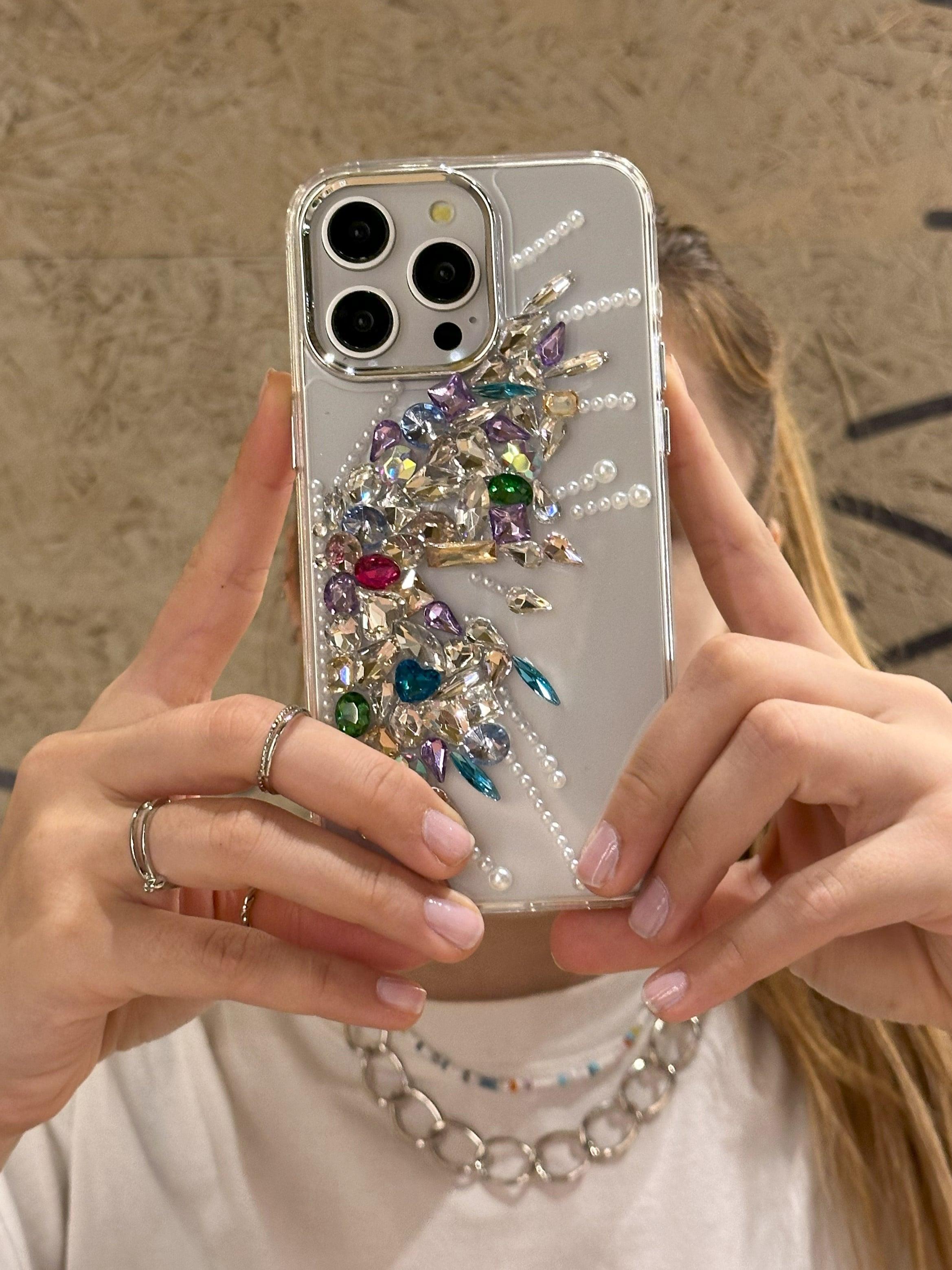 iPhone 15 Pro Max Uyumlu Renkli Kristal Taşlı Kelebek Kanadı Desenli Şeffaf Kılıf iPhone 15 Pro Max Uyumlu Renkli Kristal Taşlı Kelebek Kanadı Desenli Şeffaf Kılıf