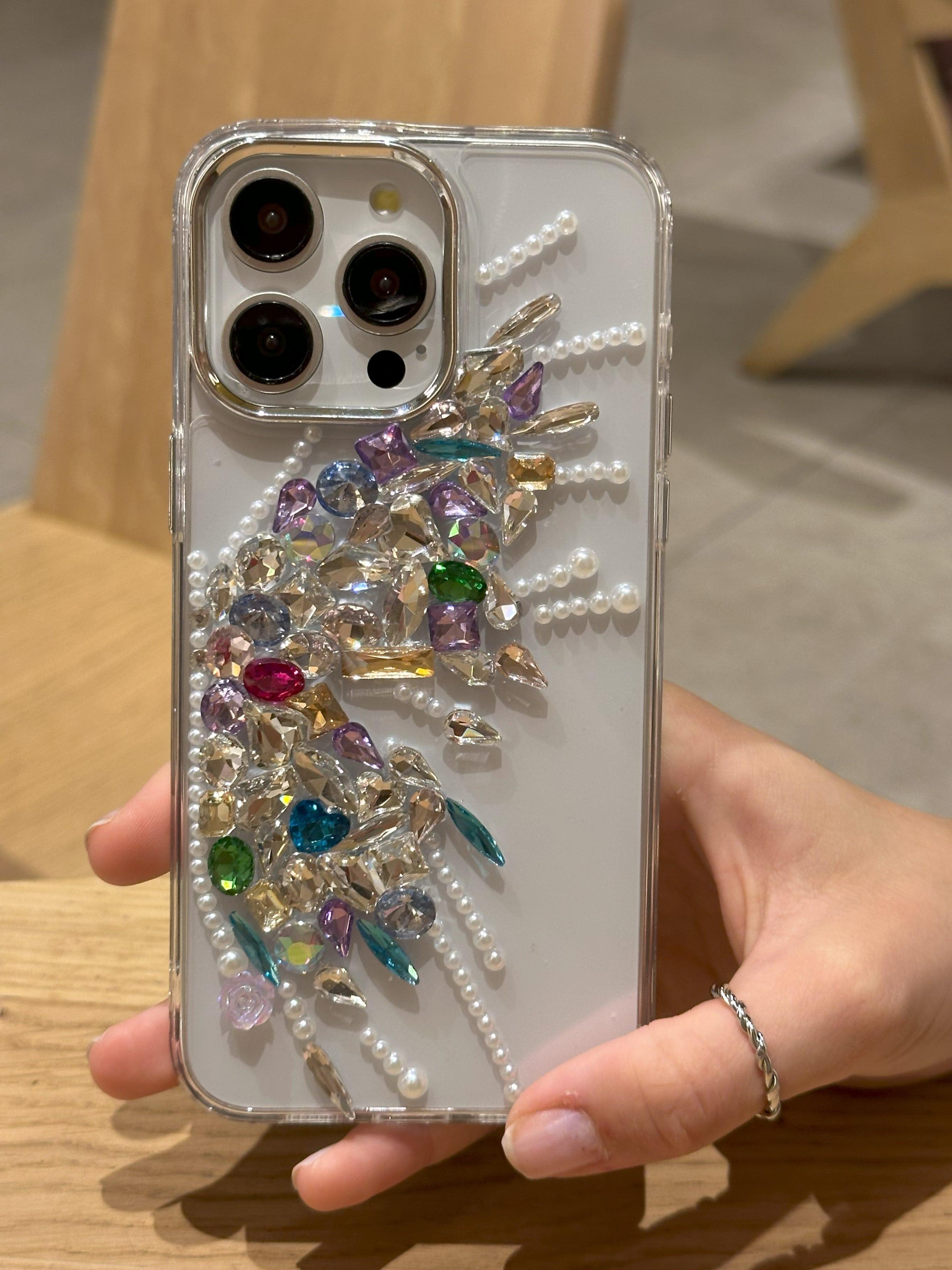 iPhone 15 Pro Max Uyumlu Renkli Kristal Taşlı Kelebek Kanadı Desenli Şeffaf Kılıf iPhone 15 Pro Max Uyumlu Renkli Kristal Taşlı Kelebek Kanadı Desenli Şeffaf Kılıf