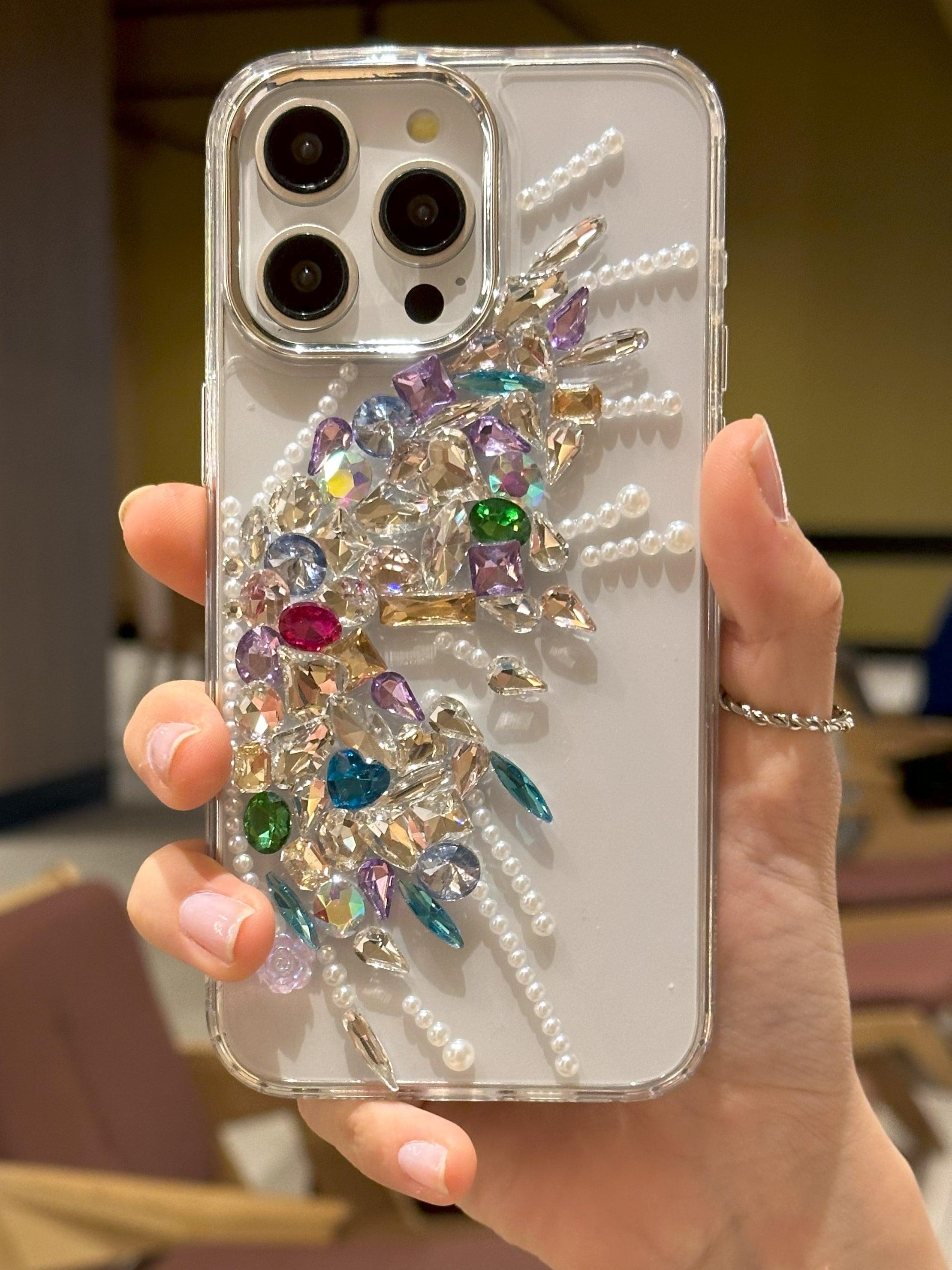 iPhone 15 Pro Max Uyumlu Renkli Kristal Taşlı Kelebek Kanadı Desenli Şeffaf Kılıf iPhone 15 Pro Max Uyumlu Renkli Kristal Taşlı Kelebek Kanadı Desenli Şeffaf Kılıf