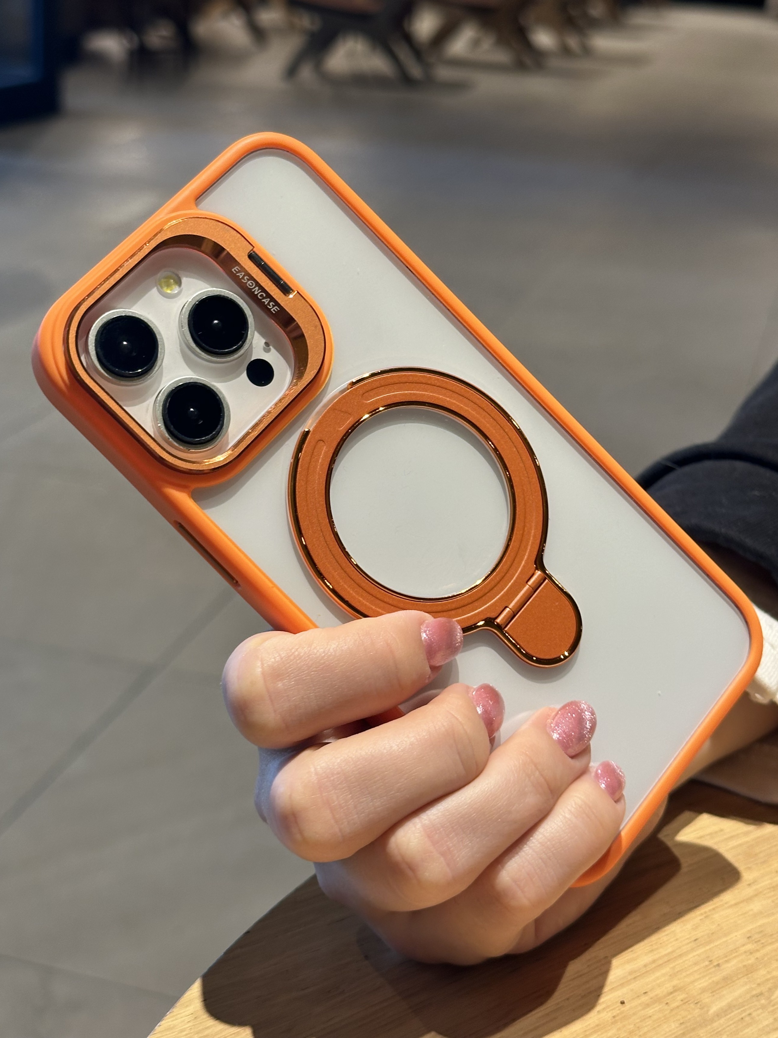 iPhone 15 Pro Max Uyumlu Turuncu Magsafe Ve Metal Kamera Çerçevesi Standlı Şeffaf Kılıf iPhone 15 Pro Max Uyumlu Turuncu Magsafe Ve Metal Kamera Çerçevesi Standlı Şeffaf Kılıf
