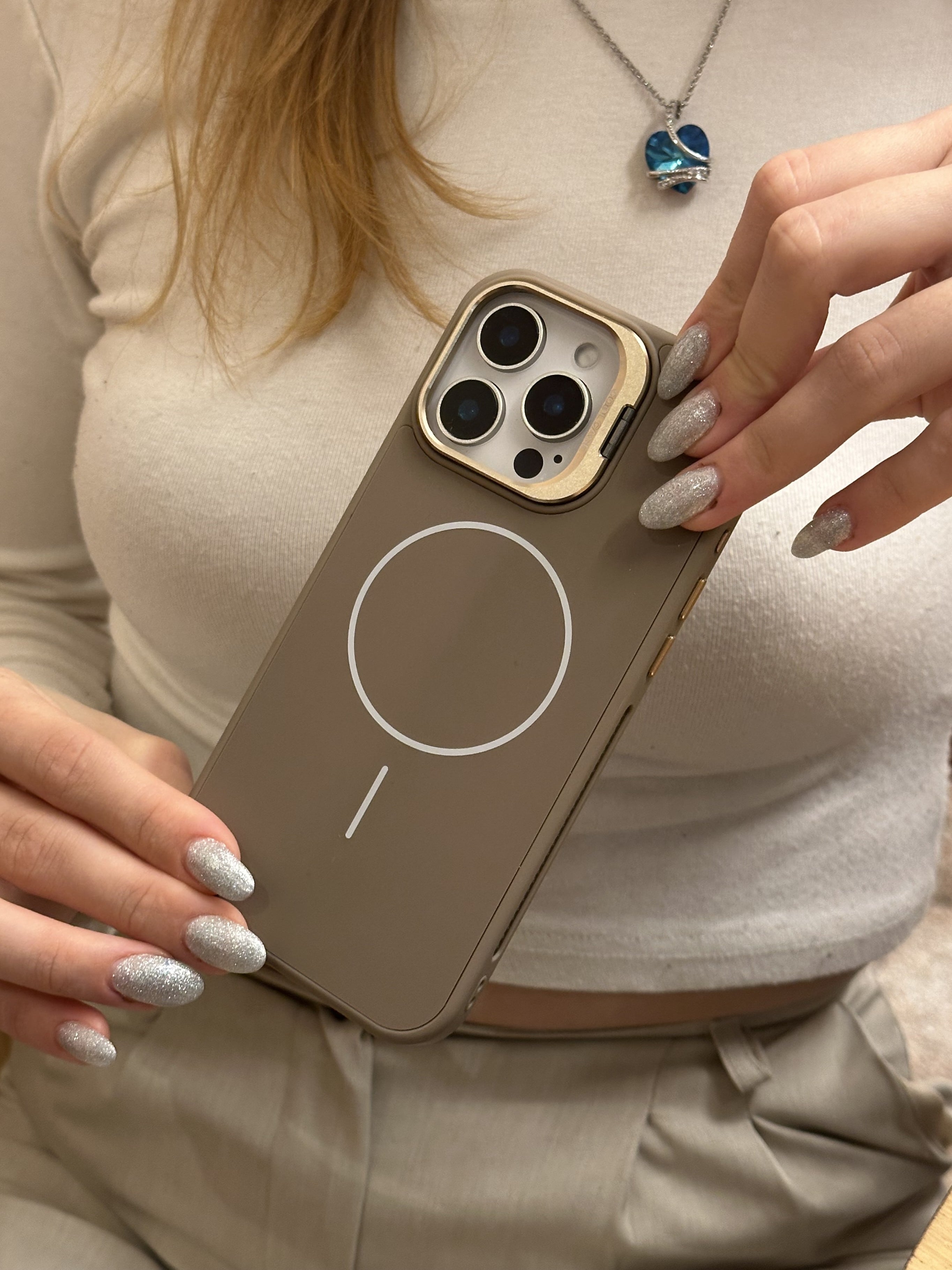 iPhone 15 Pro Uyumlu İnce MagSafe Çizgili Metal Kamera Çerçeve Standlı Çöl Titanyum Kılıf iPhone 15 Pro Uyumlu İnce MagSafe Çizgili Metal Kamera Çerçeve Standlı Çöl Titanyum Kılıf
