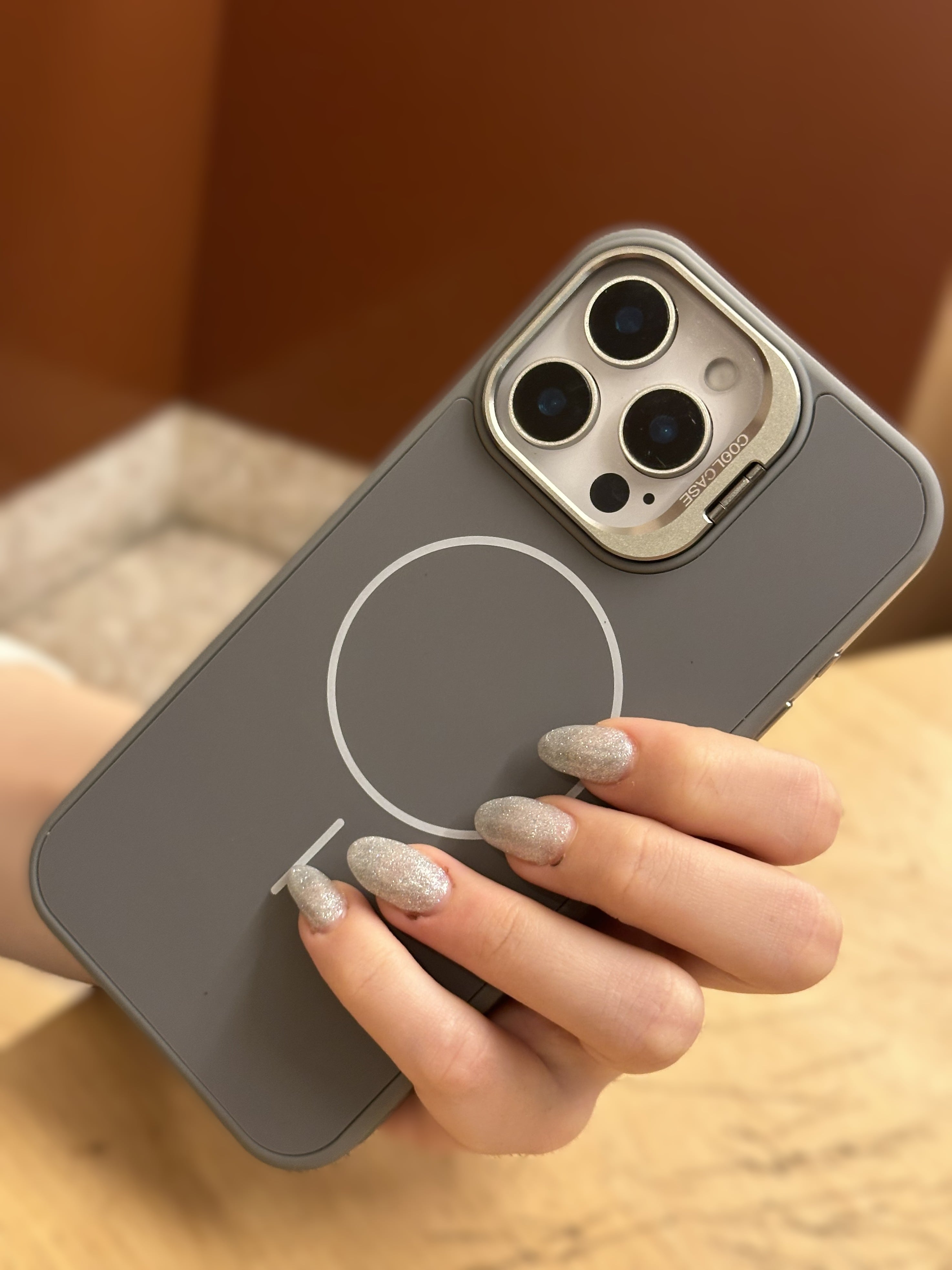 iPhone 15 Pro Uyumlu İnce MagSafe Çizgili Metal Kamera Çerçeve Standlı Gri Kılıf iPhone 15 Pro Uyumlu İnce MagSafe Çizgili Metal Kamera Çerçeve Standlı Gri Kılıf