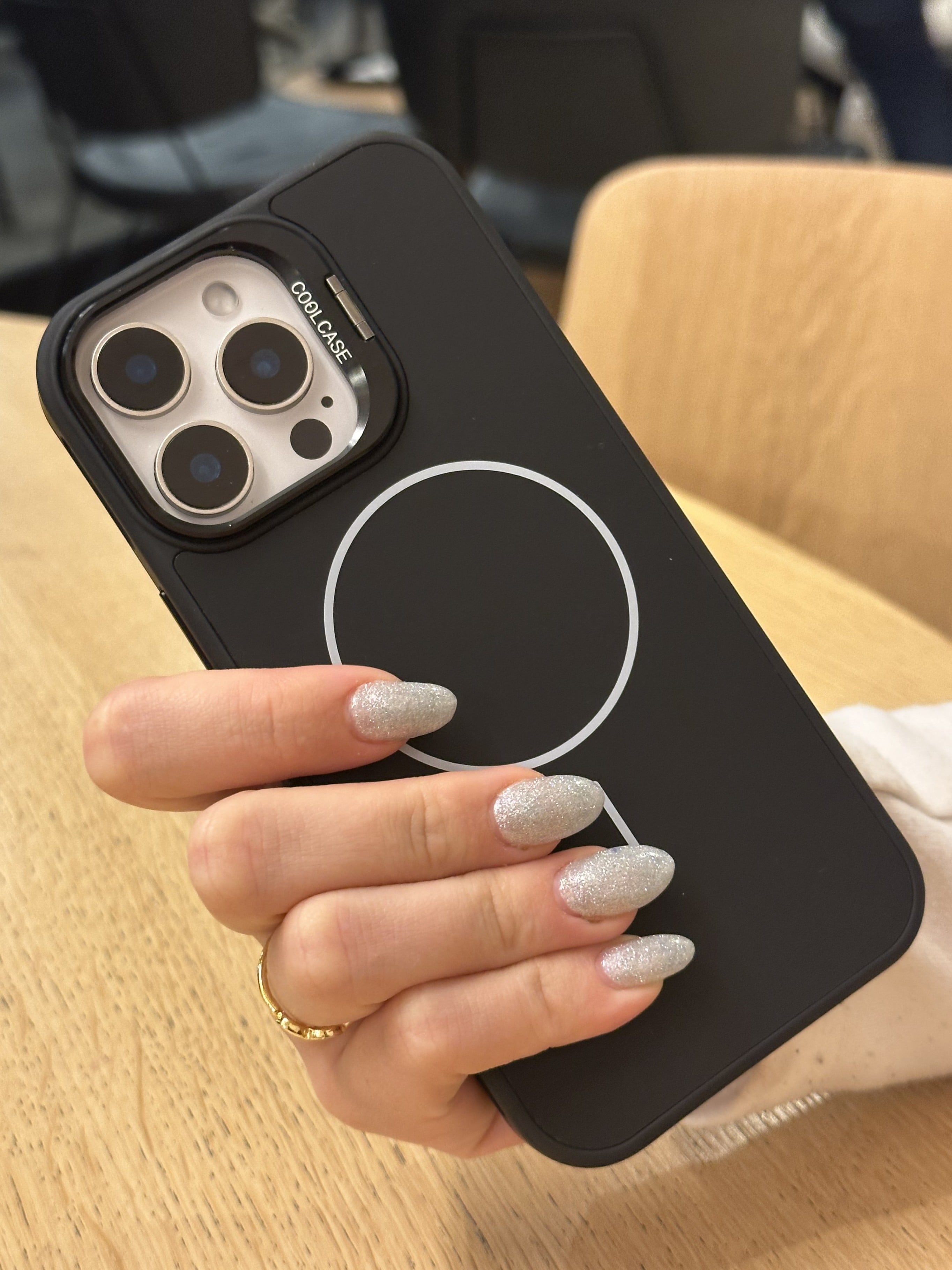 iPhone 15 Pro Uyumlu İnce MagSafe Çizgili Metal Kamera Çerçeve Standlı Siyah Kılıf iPhone 15 Pro Uyumlu İnce MagSafe Çizgili Metal Kamera Çerçeve Standlı Siyah Kılıf