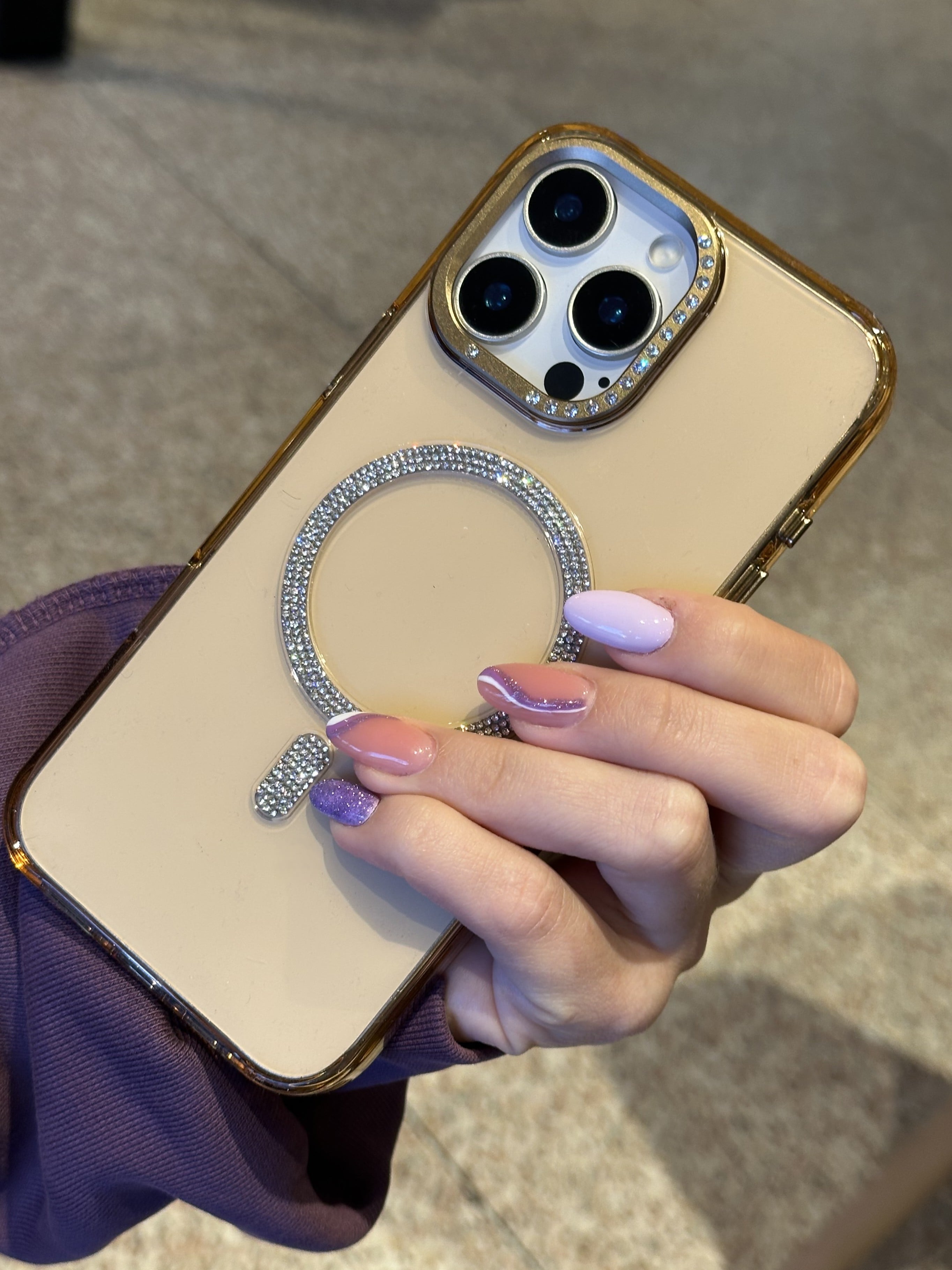 iPhone 15 Pro Uyumlu Sararmaz Sert Mika MagSafe Pırlanta Taşlı Şeffaf Gold Kılıf iPhone 15 Pro Uyumlu Sararmaz Sert Mika MagSafe Pırlanta Taşlı Şeffaf Gold Kılıf
