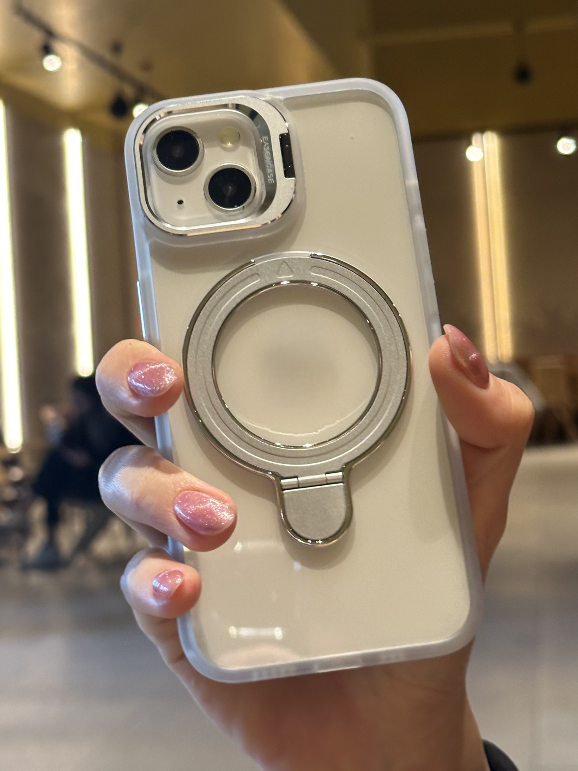 iPhone 15 Uyumlu Beyaz Magsafe Ve Metal Kamera Çerçevesi Standlı Şeffaf Kılıf iPhone 15 Uyumlu Beyaz Magsafe Ve Metal Kamera Çerçevesi Standlı Şeffaf Kılıf
