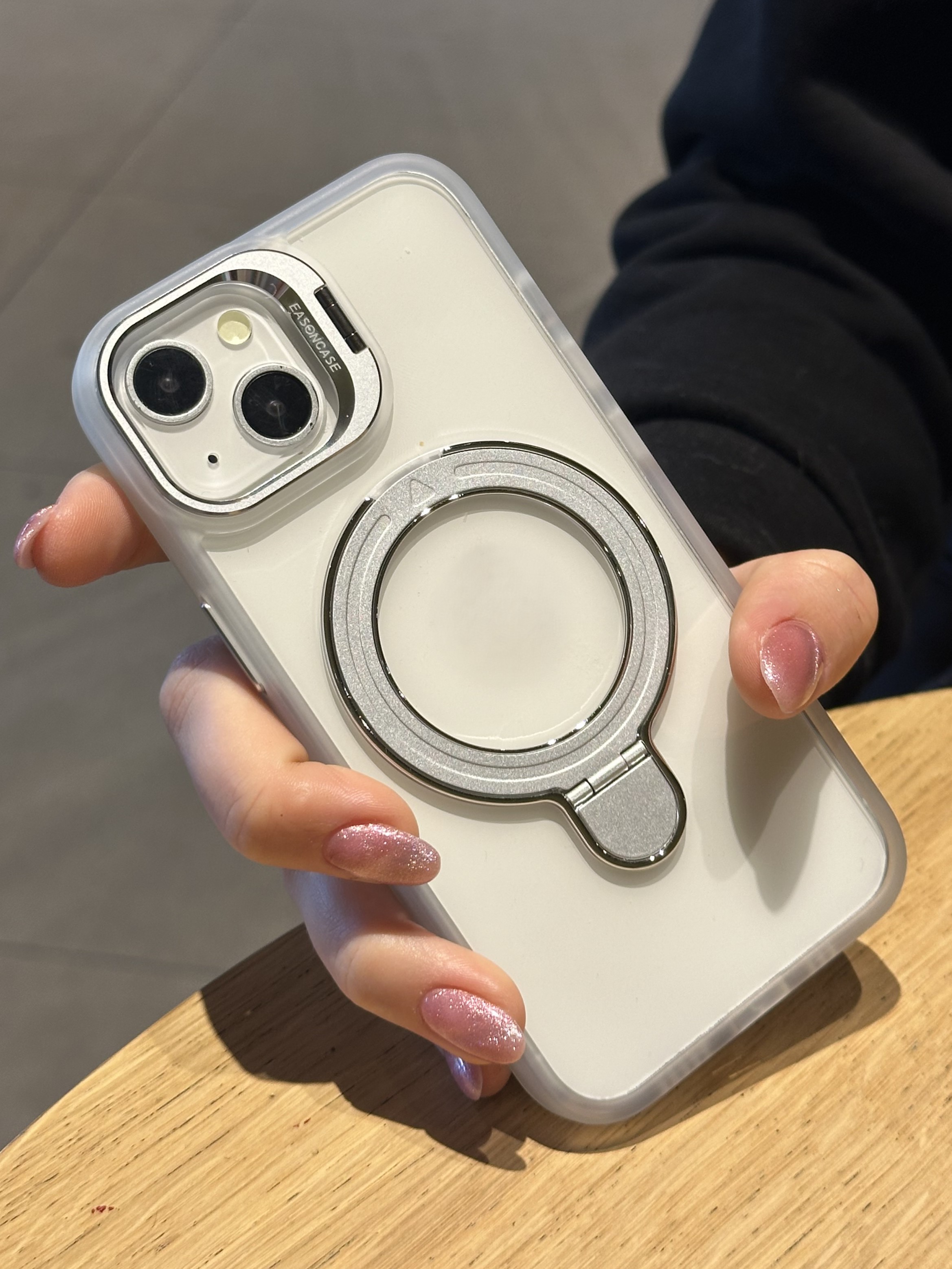 iPhone 15 Uyumlu Beyaz Magsafe Ve Metal Kamera Çerçevesi Standlı Şeffaf Kılıf iPhone 15 Uyumlu Beyaz Magsafe Ve Metal Kamera Çerçevesi Standlı Şeffaf Kılıf