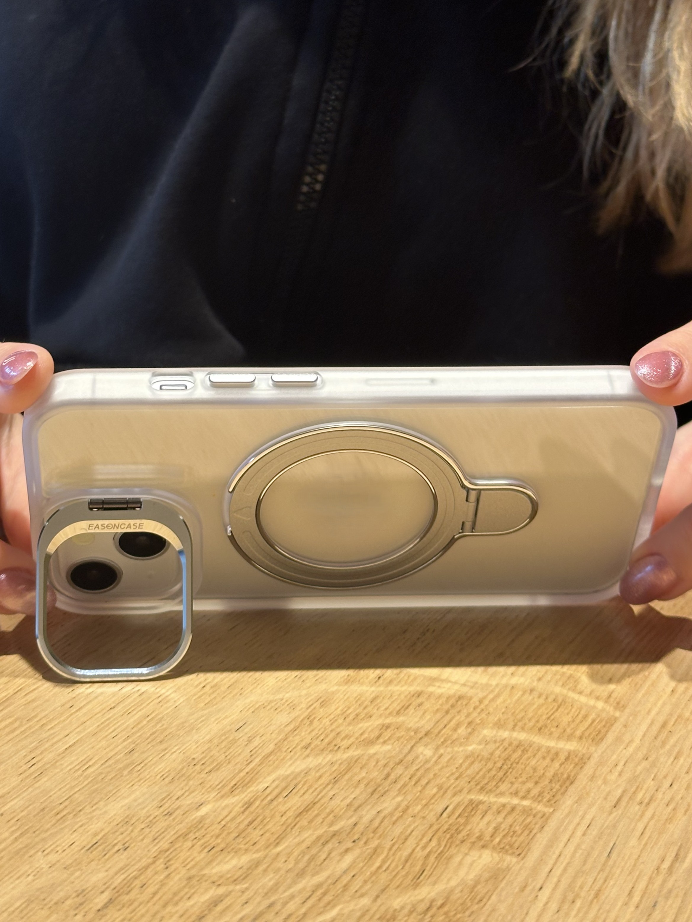 iPhone 15 Uyumlu Beyaz Magsafe Ve Metal Kamera Çerçevesi Standlı Şeffaf Kılıf iPhone 15 Uyumlu Beyaz Magsafe Ve Metal Kamera Çerçevesi Standlı Şeffaf Kılıf