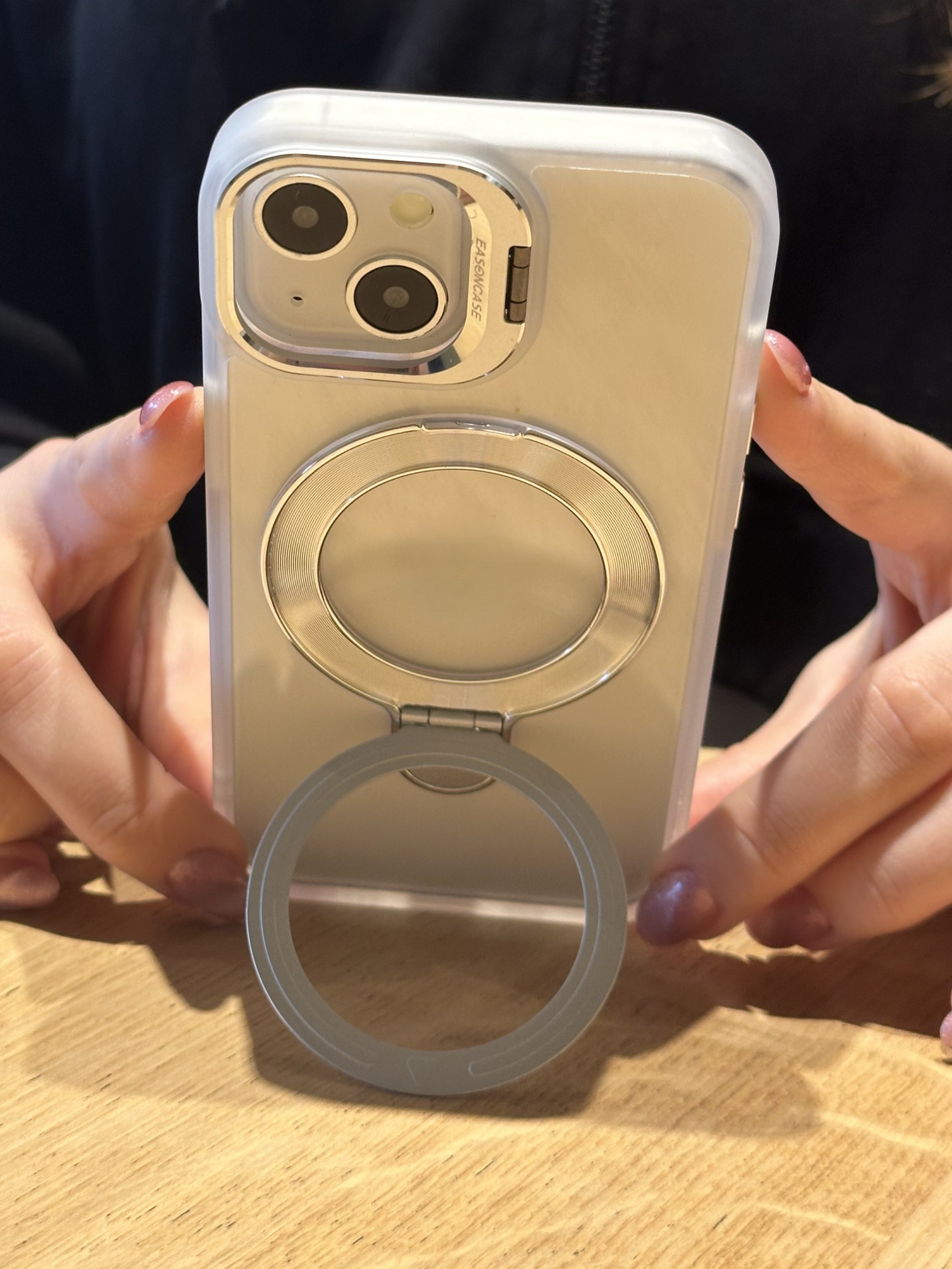 iPhone 15 Uyumlu Beyaz Magsafe Ve Metal Kamera Çerçevesi Standlı Şeffaf Kılıf iPhone 15 Uyumlu Beyaz Magsafe Ve Metal Kamera Çerçevesi Standlı Şeffaf Kılıf