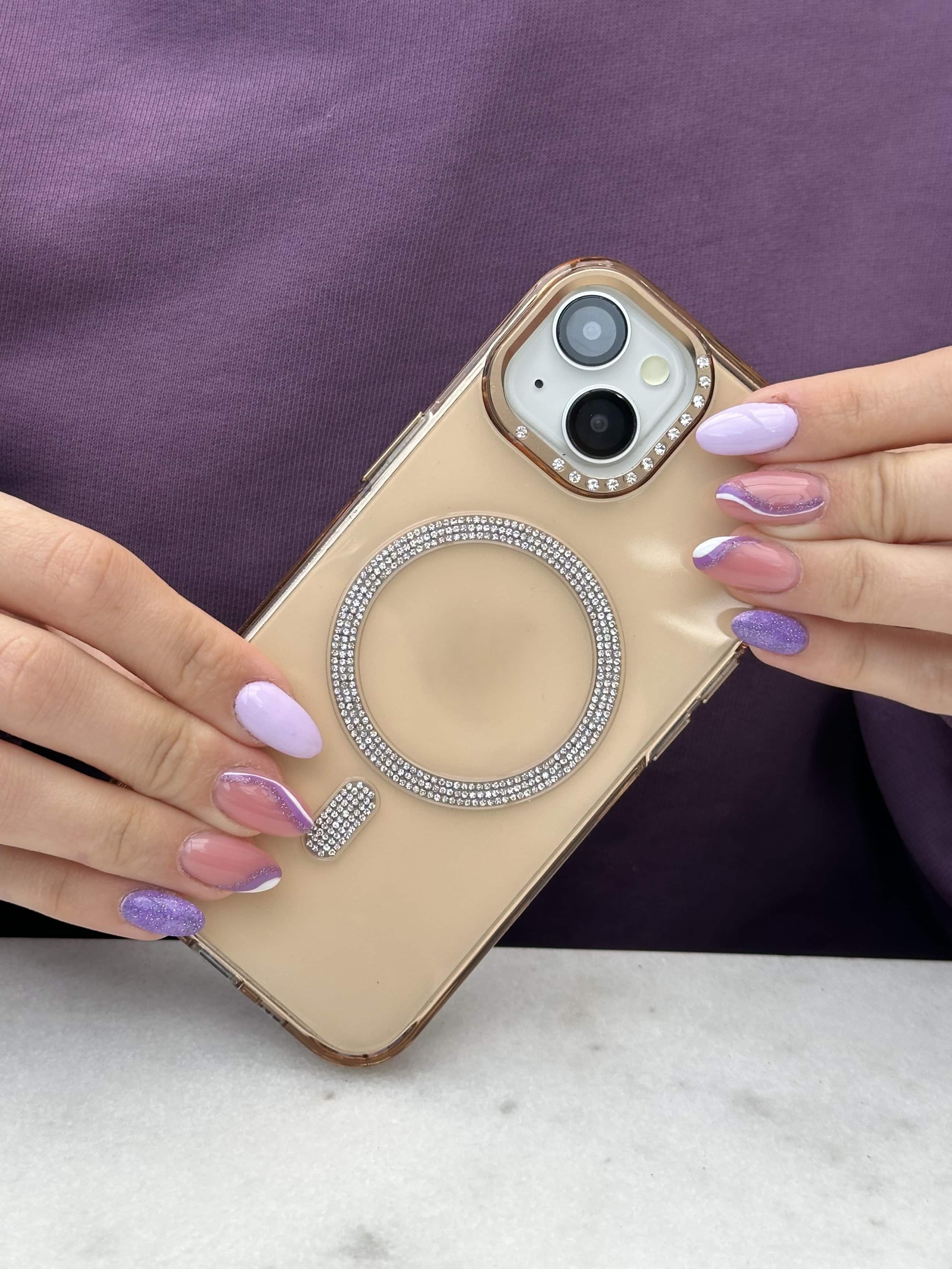 iPhone 15 Uyumlu Sararmaz Sert Mika MagSafe Pırlanta Taşlı Şeffaf Gold Kılıf iPhone 15 Uyumlu Sararmaz Sert Mika MagSafe Pırlanta Taşlı Şeffaf Gold Kılıf
