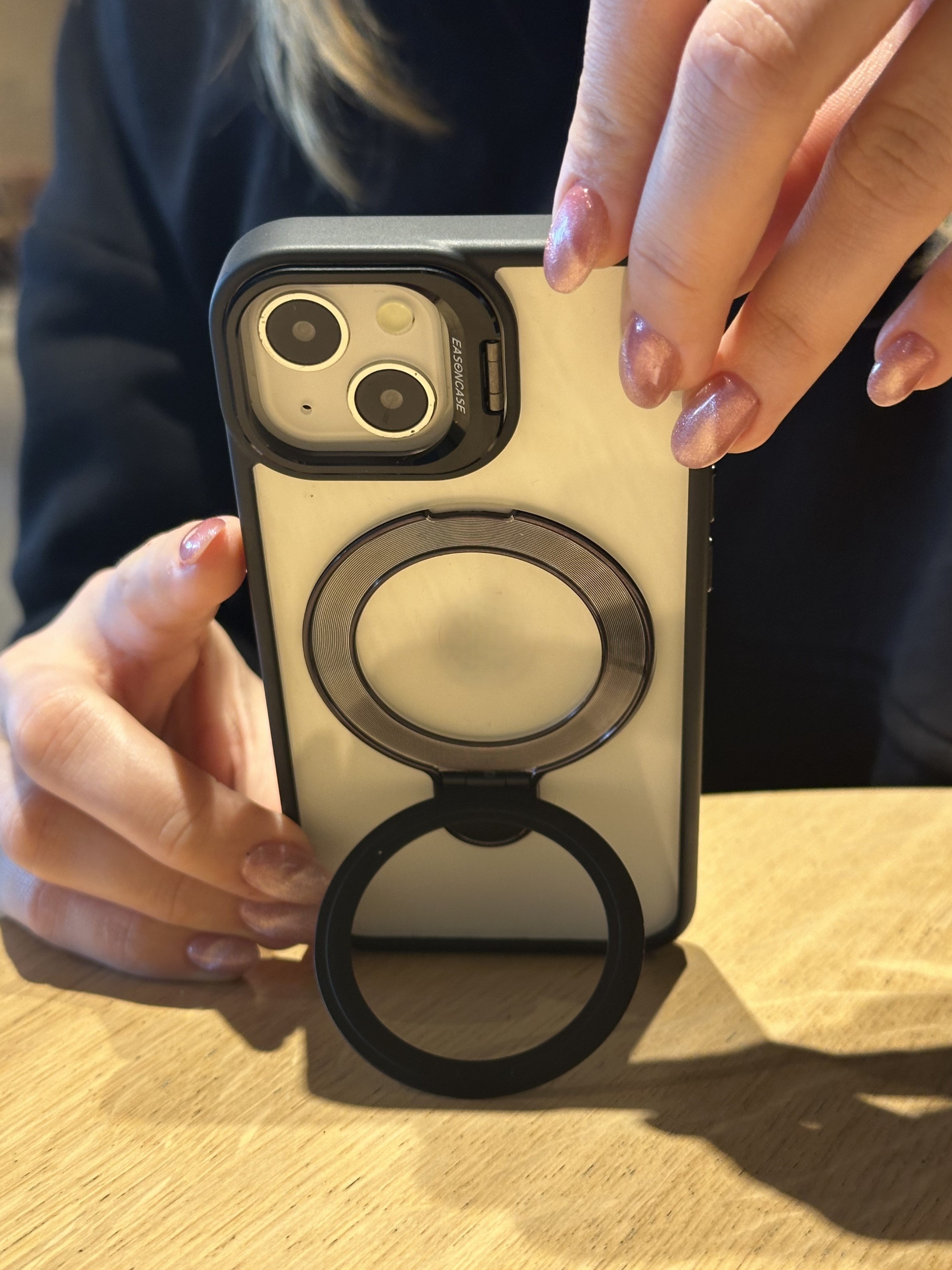 iPhone 15 Uyumlu Siyah Magsafe Ve Metal Kamera Çerçevesi Standlı Şeffaf Kılıf iPhone 15 Uyumlu Siyah Magsafe Ve Metal Kamera Çerçevesi Standlı Şeffaf Kılıf