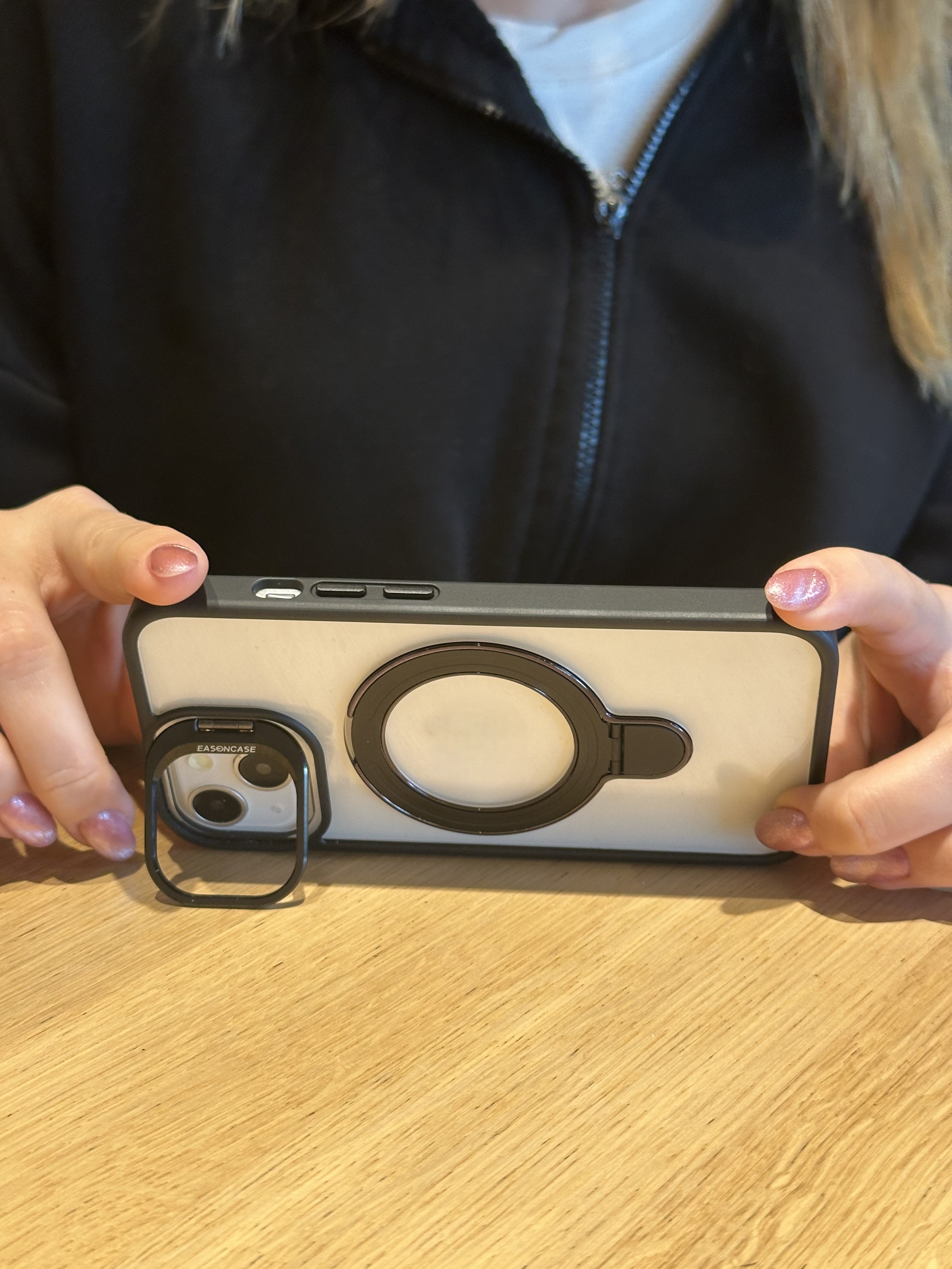 iPhone 15 Uyumlu Siyah Magsafe Ve Metal Kamera Çerçevesi Standlı Şeffaf Kılıf iPhone 15 Uyumlu Siyah Magsafe Ve Metal Kamera Çerçevesi Standlı Şeffaf Kılıf