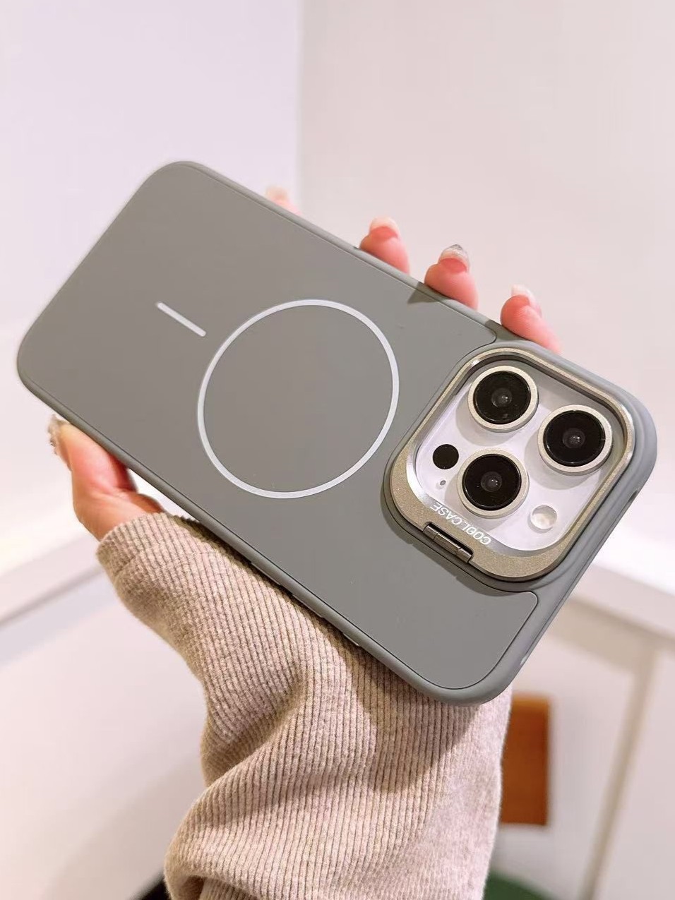iPhone 16 Pro Max Uyumlu İnce MagSafe Çizgili Metal Kamera Çerçeve Standlı Gri Kılıf iPhone 16 Pro Max Uyumlu İnce MagSafe Çizgili Metal Kamera Çerçeve Standlı Gri Kılıf